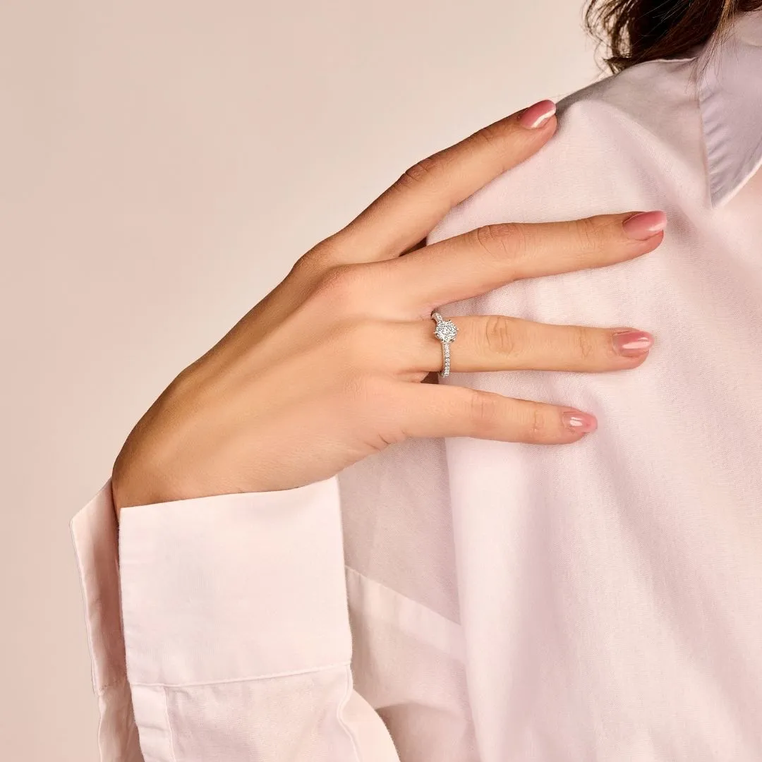2.00 quilates anillo solitario en oro blanco con diamantes en los lados 