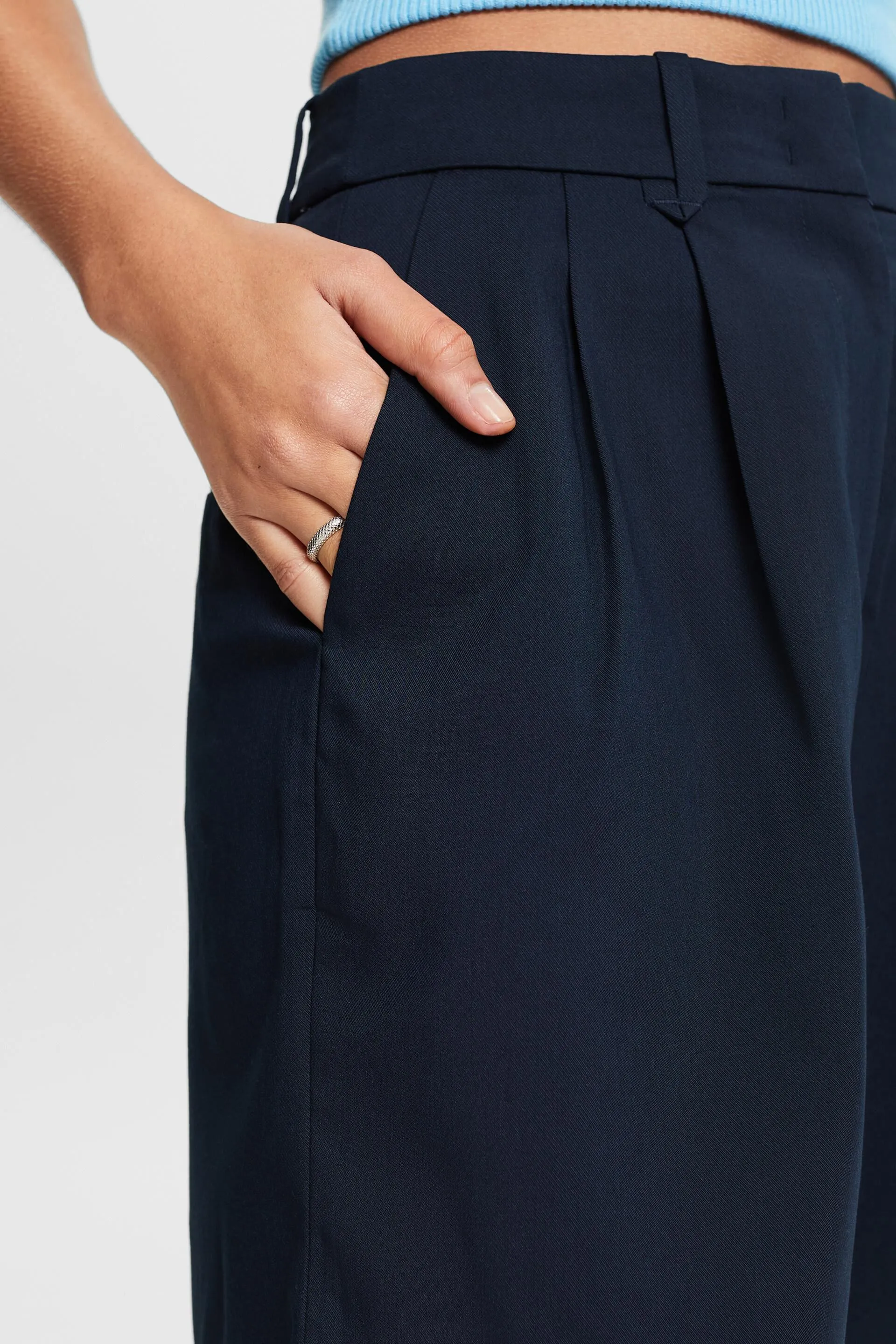 Bermudas con diseño plisado