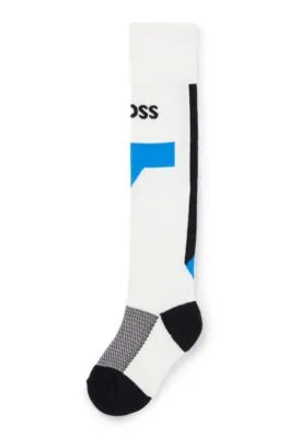 Calcetines para niños con rayas y detalle de la marca