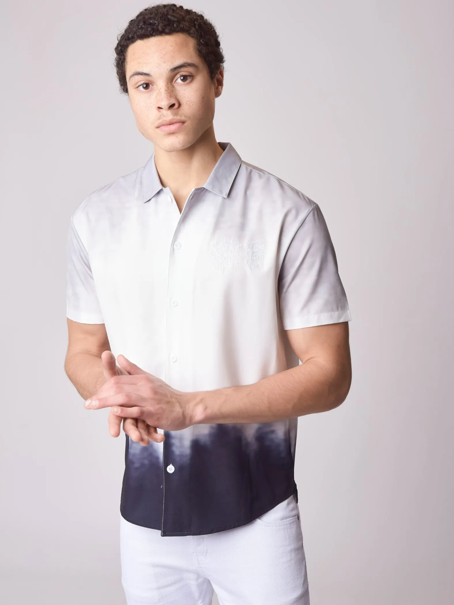 Camisa con triple logotipo