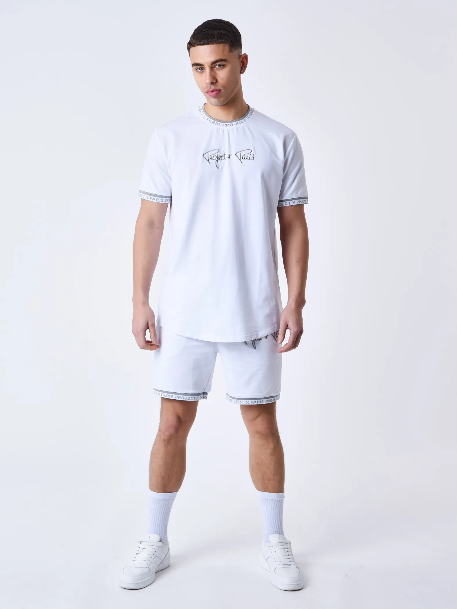 Camiseta con logotipo bordado