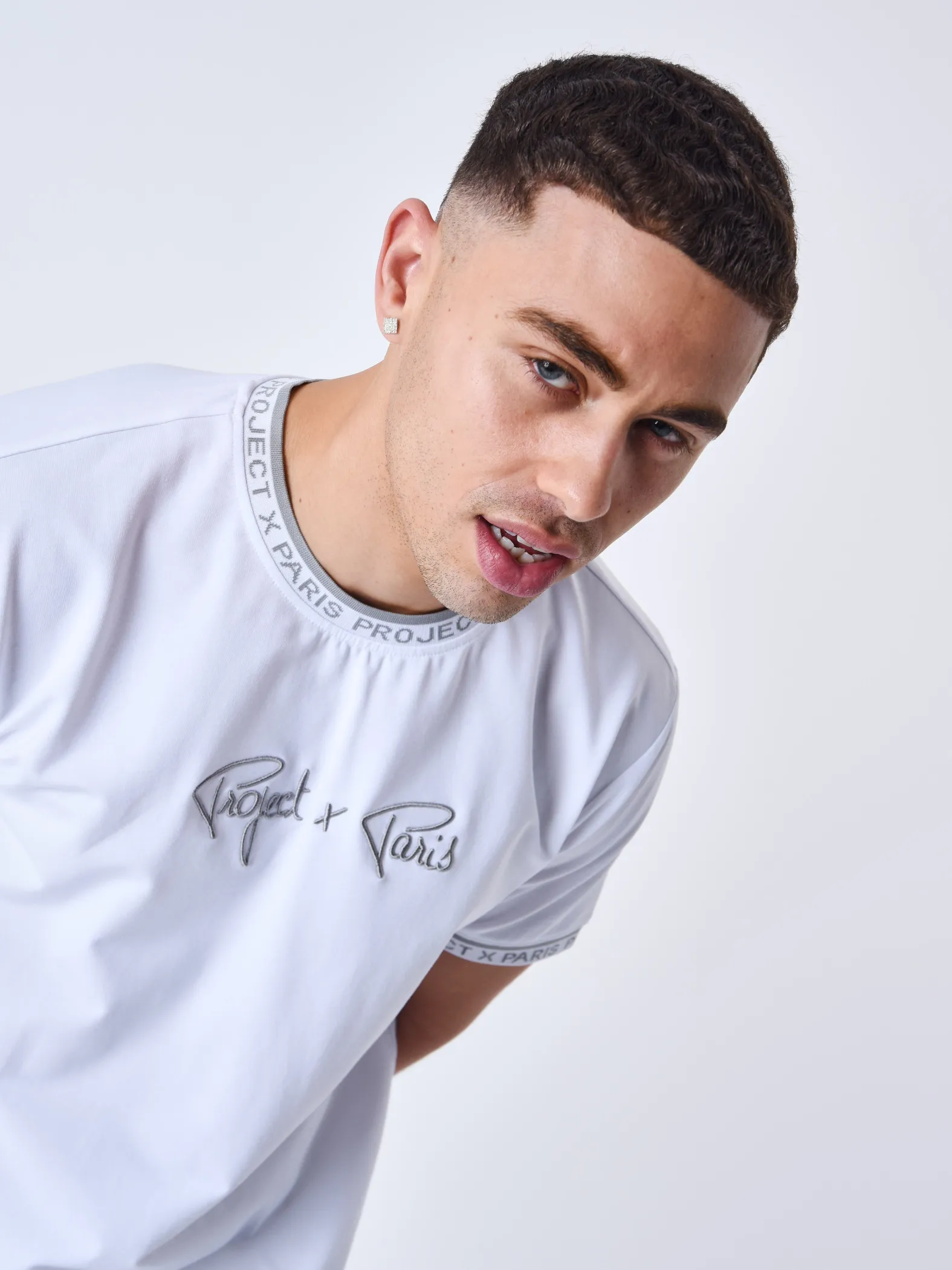 Camiseta con logotipo bordado
