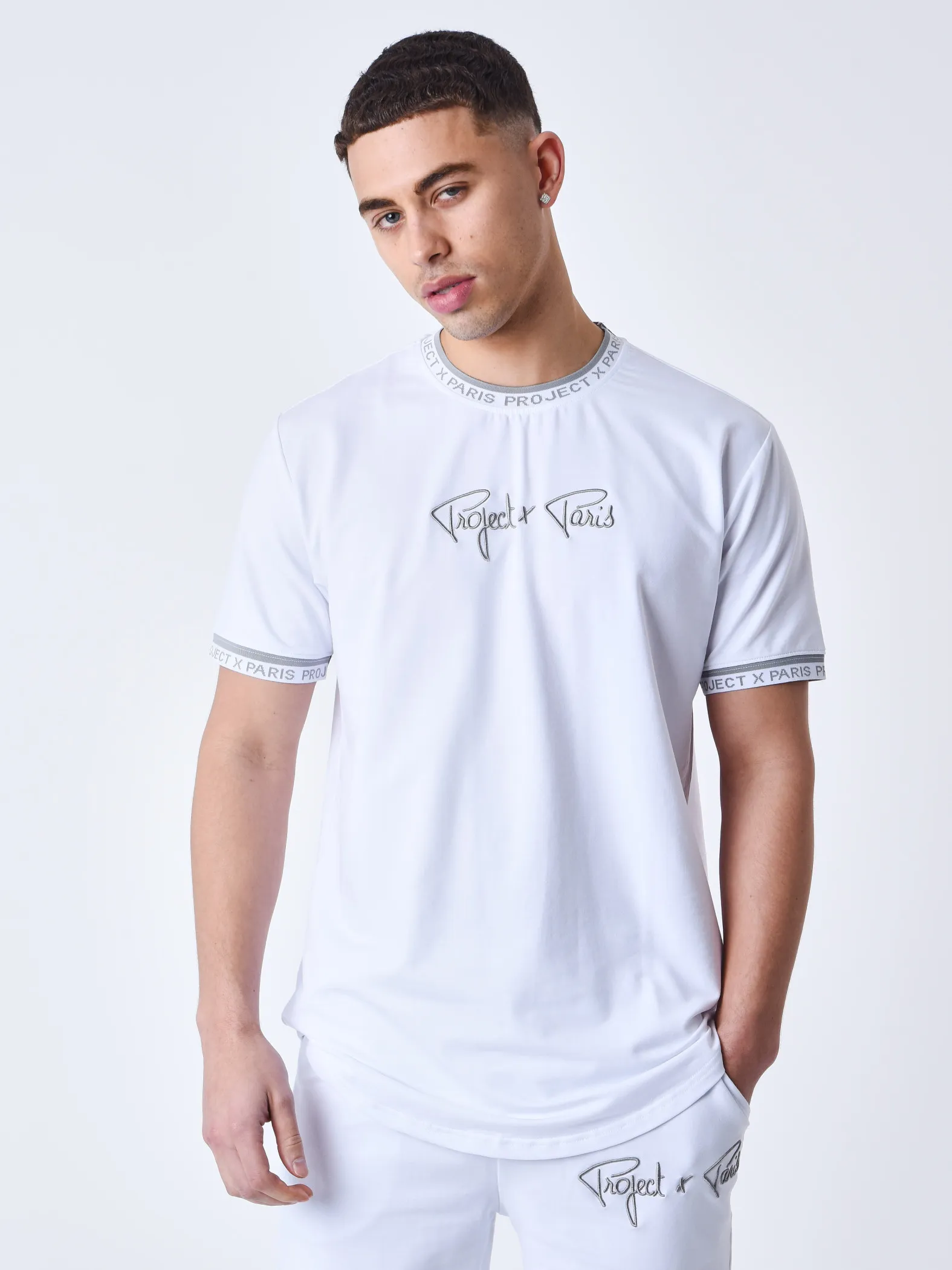 Camiseta con logotipo bordado