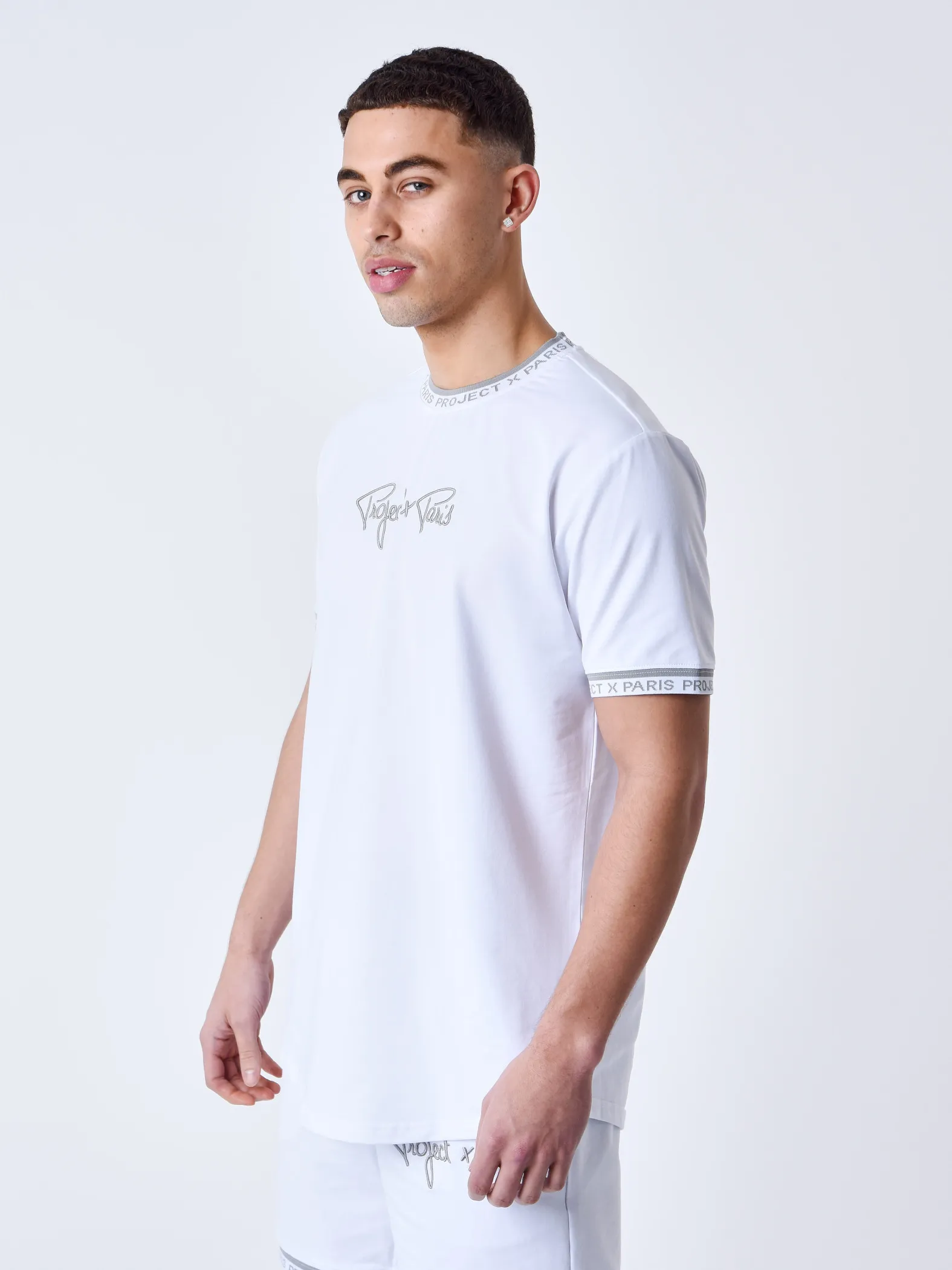 Camiseta con logotipo bordado