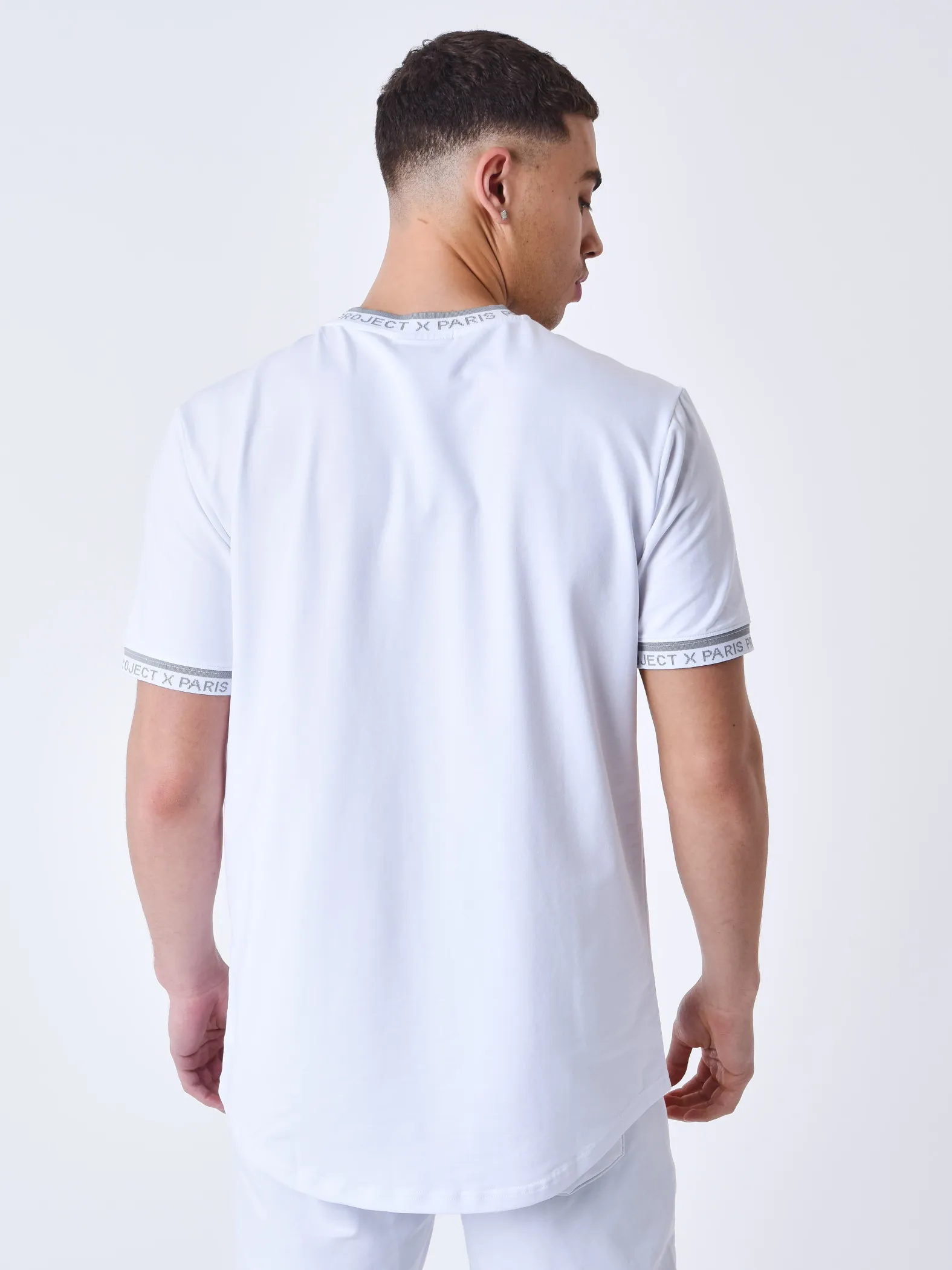 Camiseta con logotipo bordado
