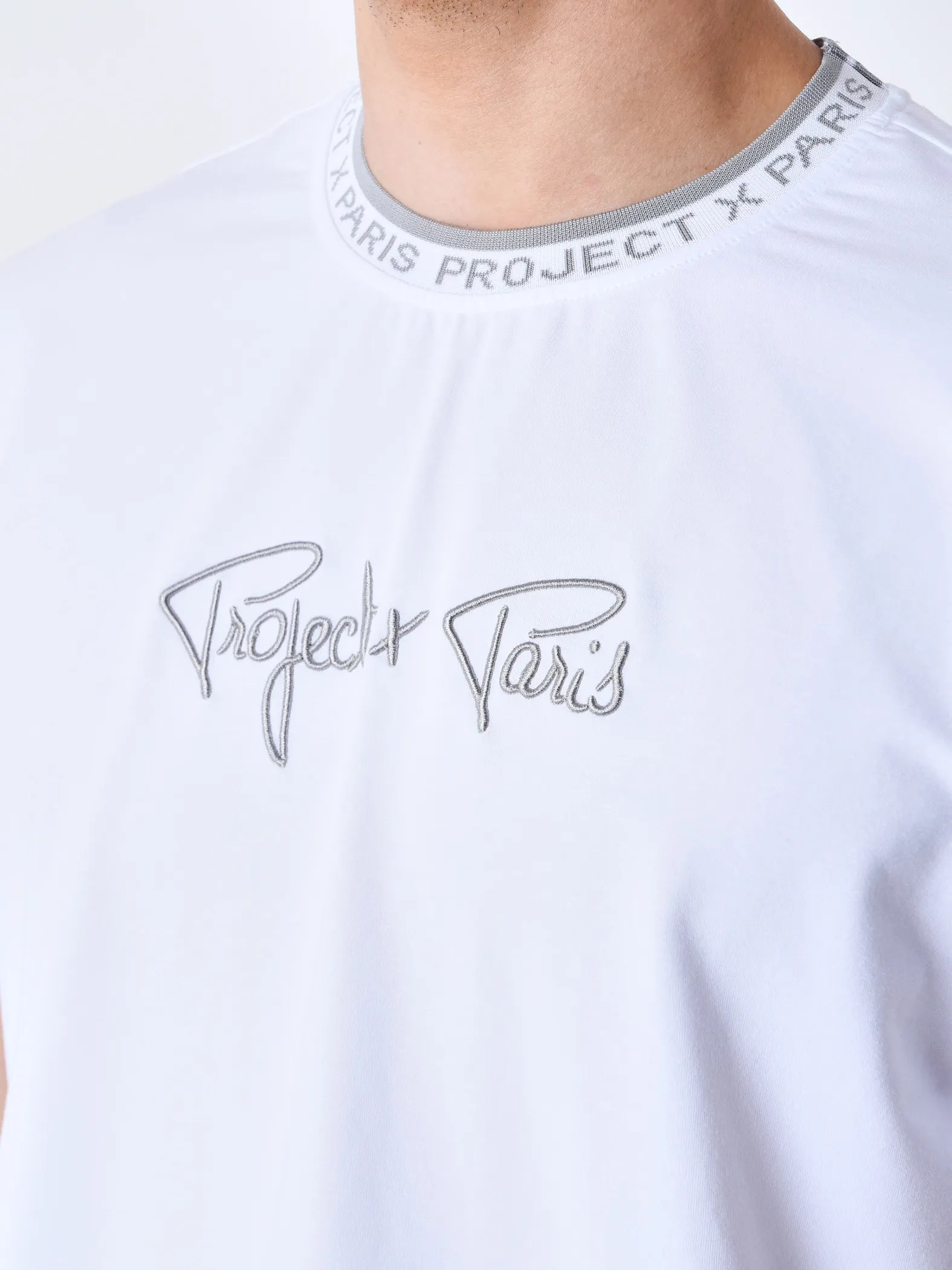 Camiseta con logotipo bordado