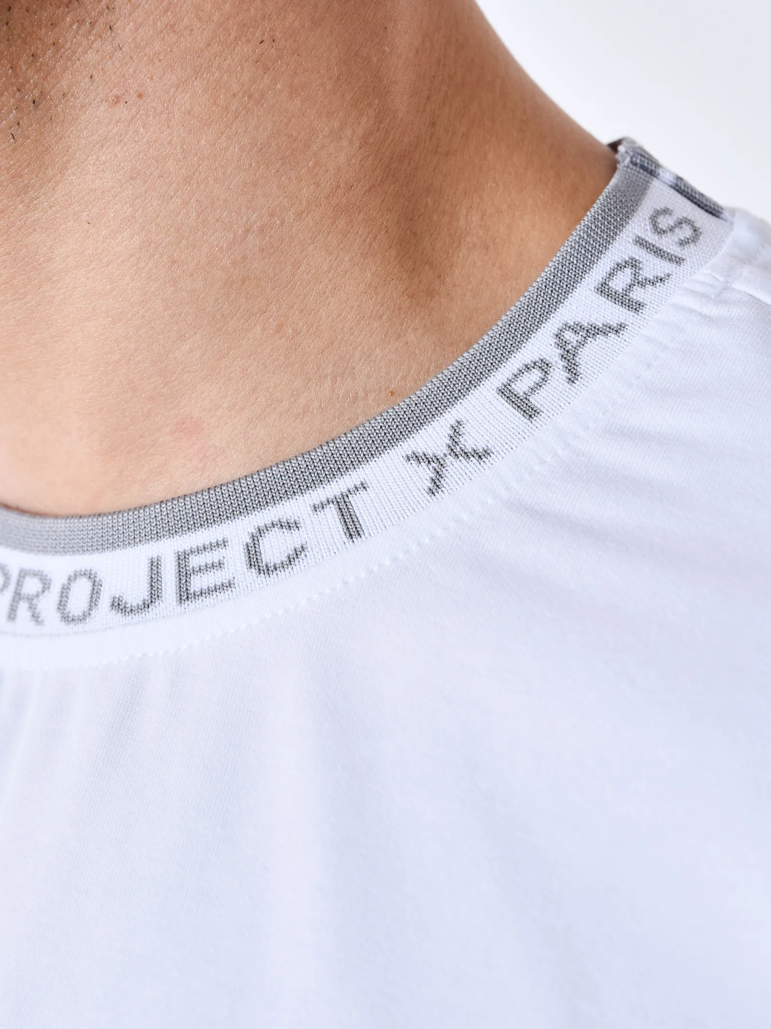 Camiseta con logotipo bordado