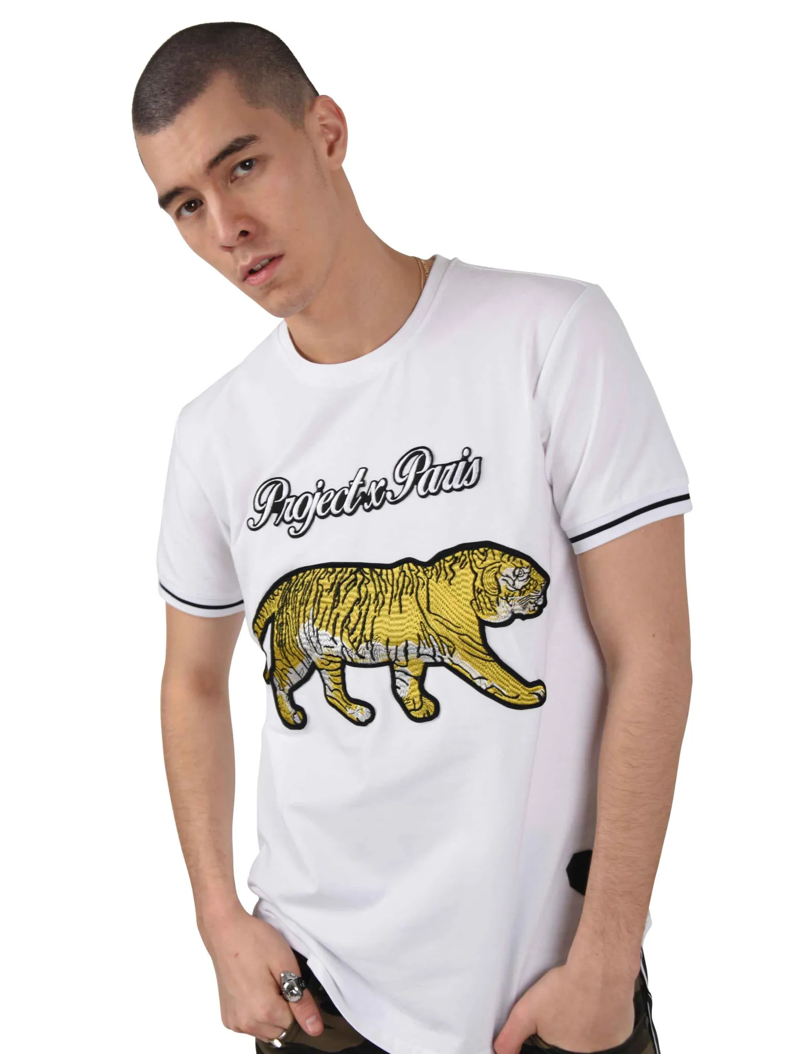 Camiseta con parche de tigre