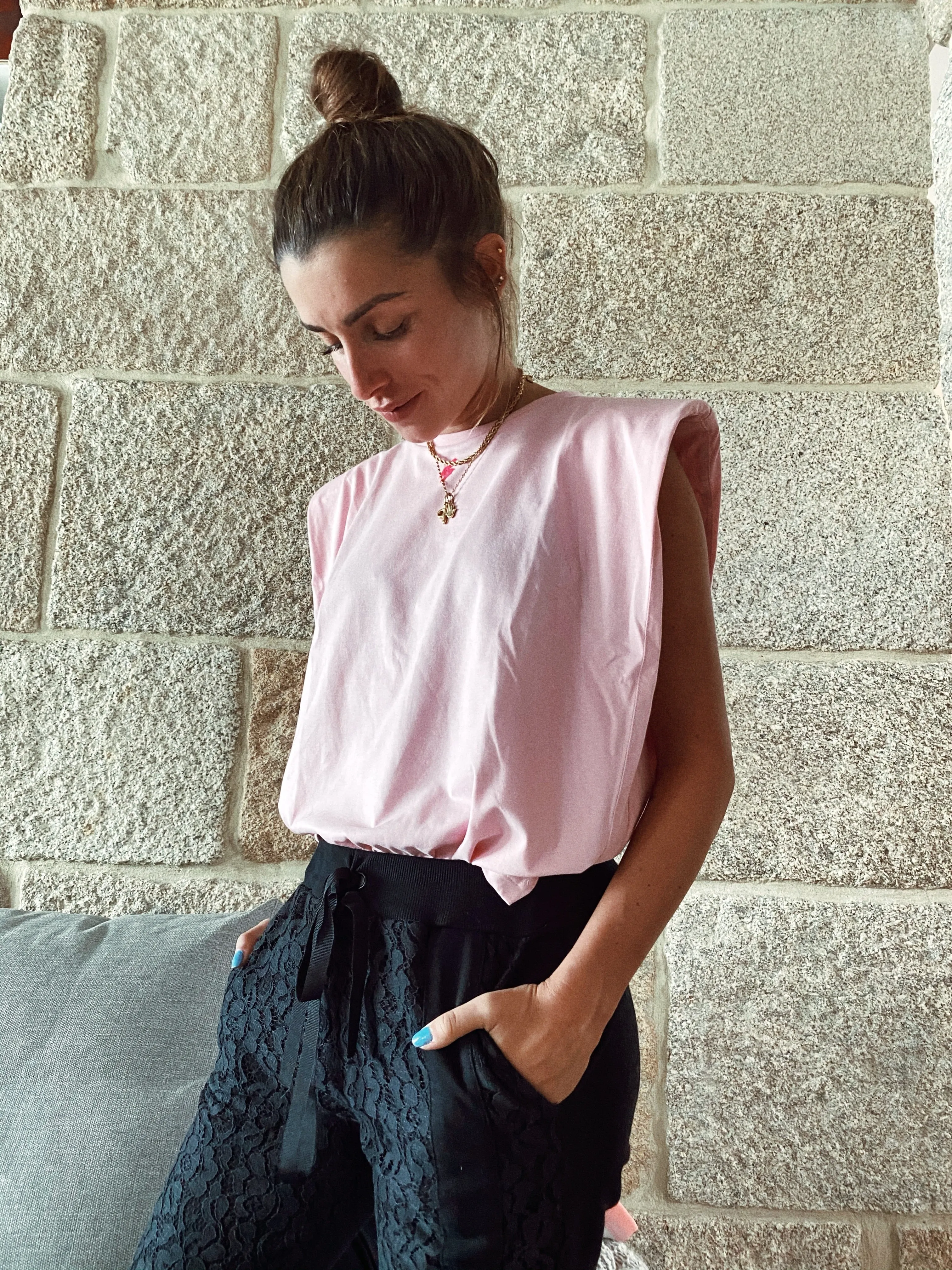 Camiseta rosa hombreras