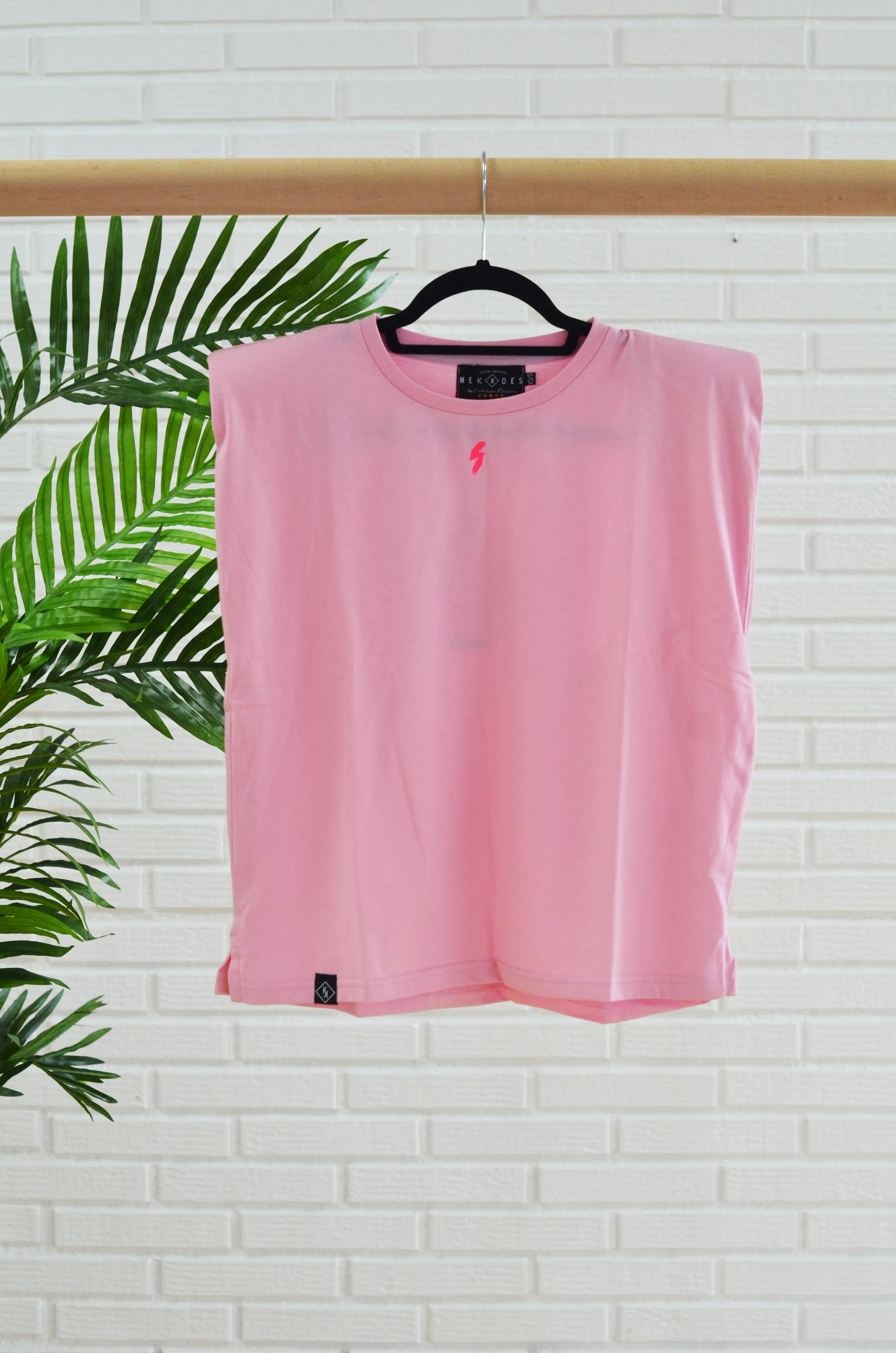 Camiseta rosa hombreras