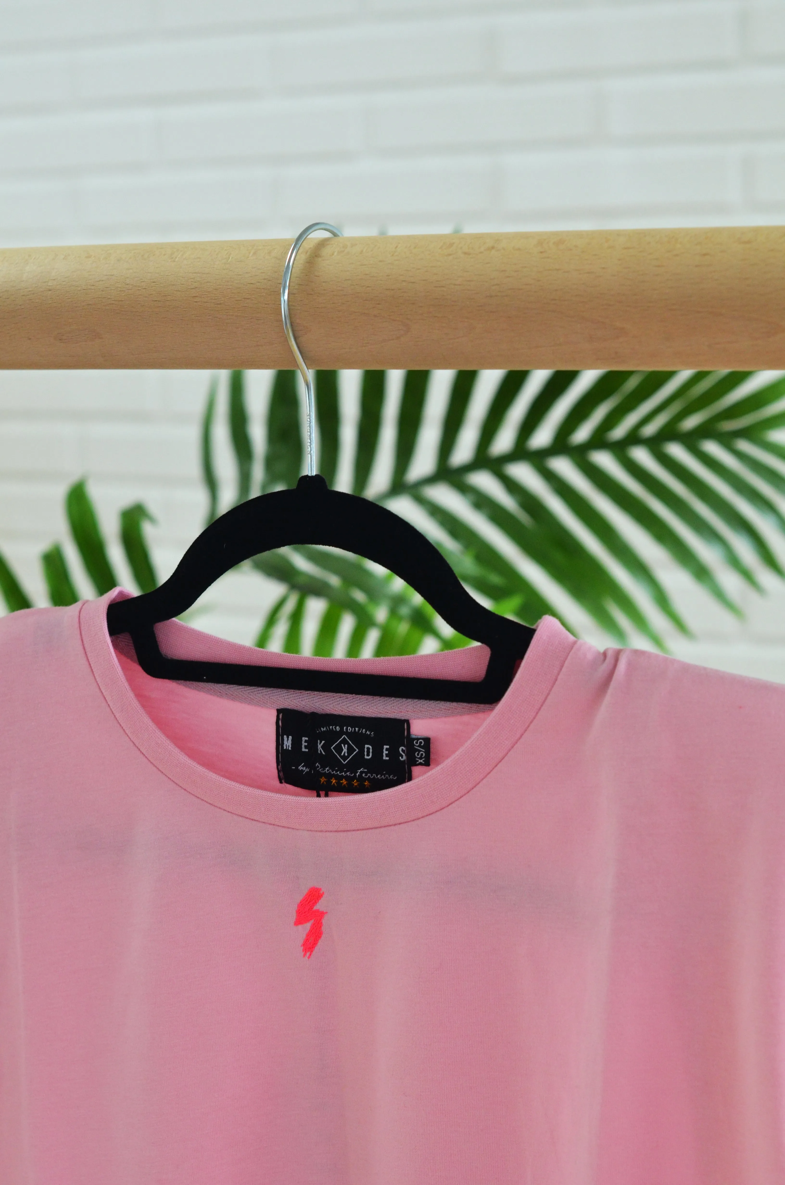 Camiseta rosa hombreras