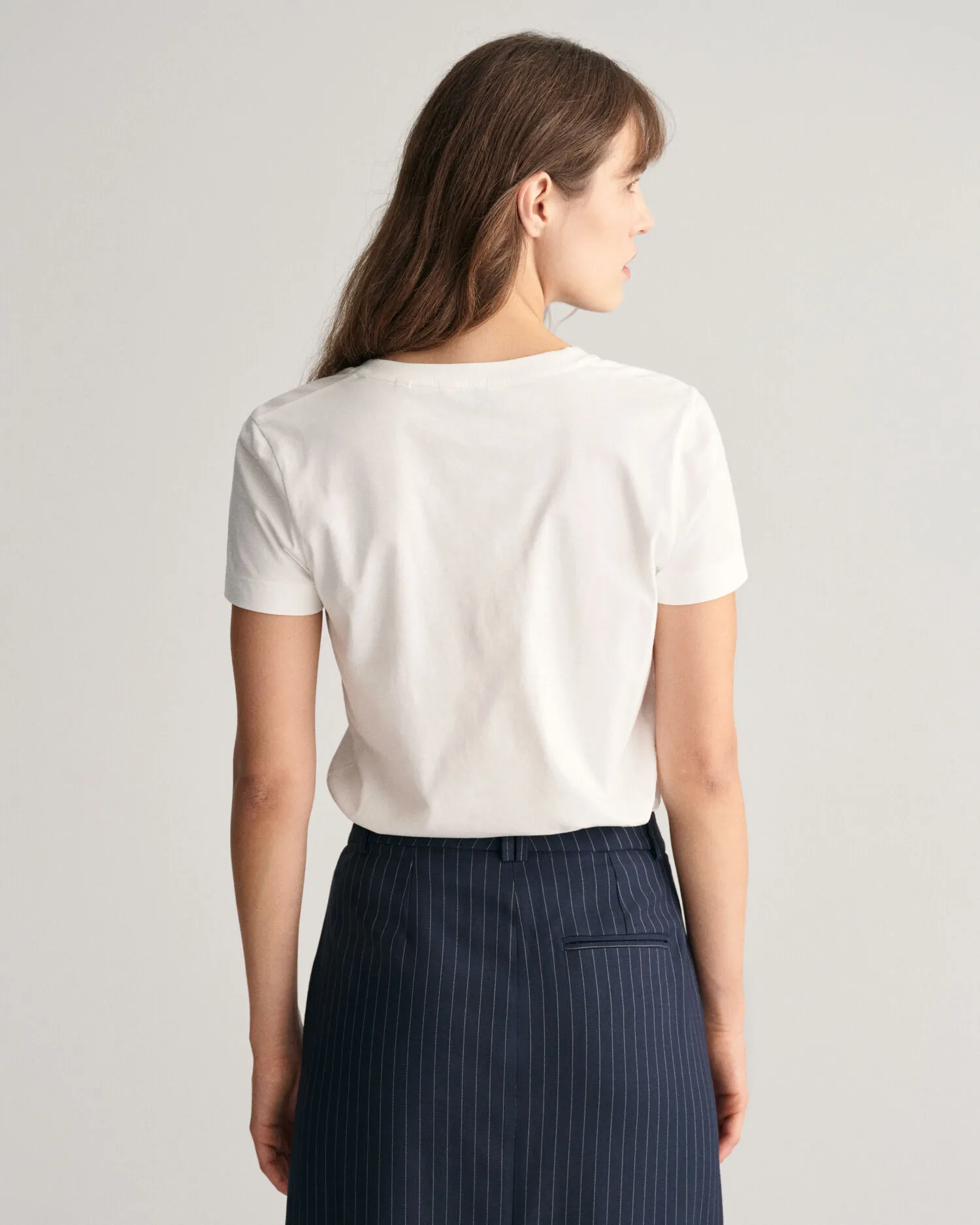 Camiseta Shield con cuello de pico