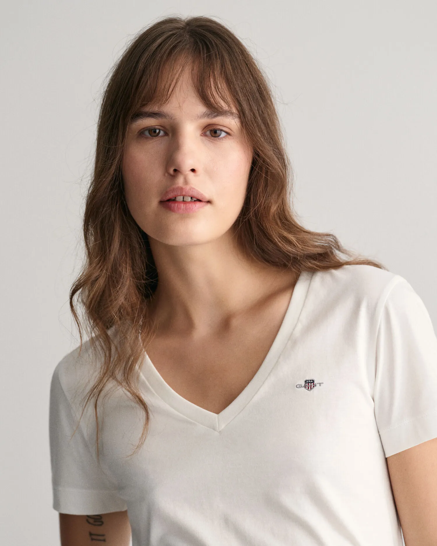 Camiseta Shield con cuello de pico