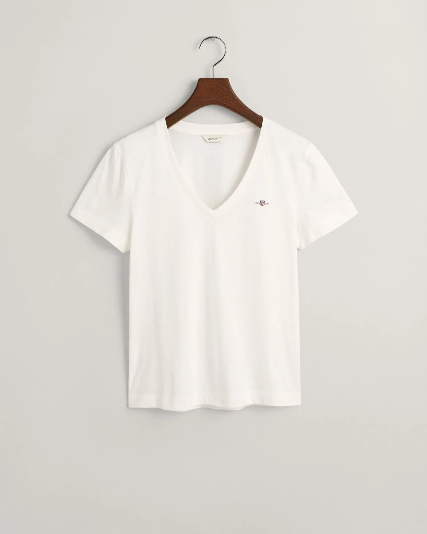 Camiseta Shield con cuello de pico