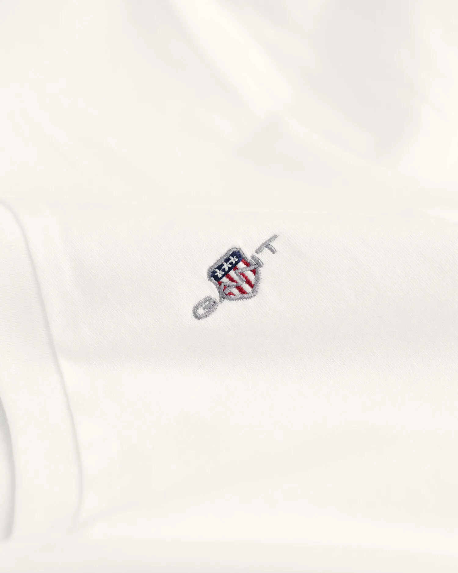 Camiseta Shield con cuello de pico