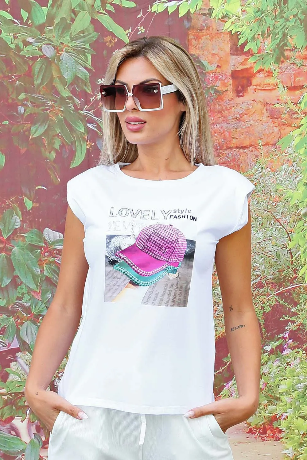 Camiseta sin mangas blanca con hombreras