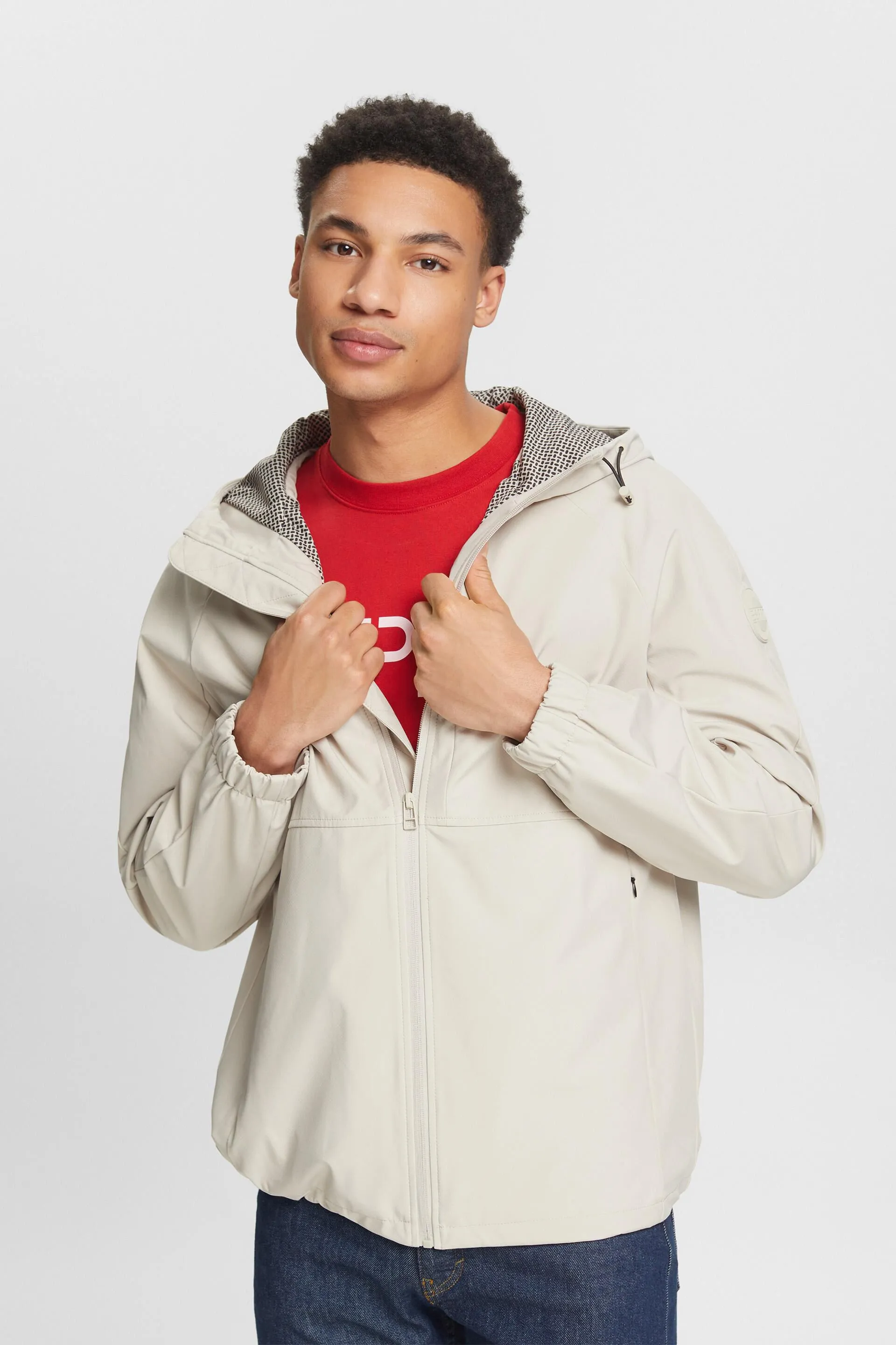 Cazadora softshell con capucha