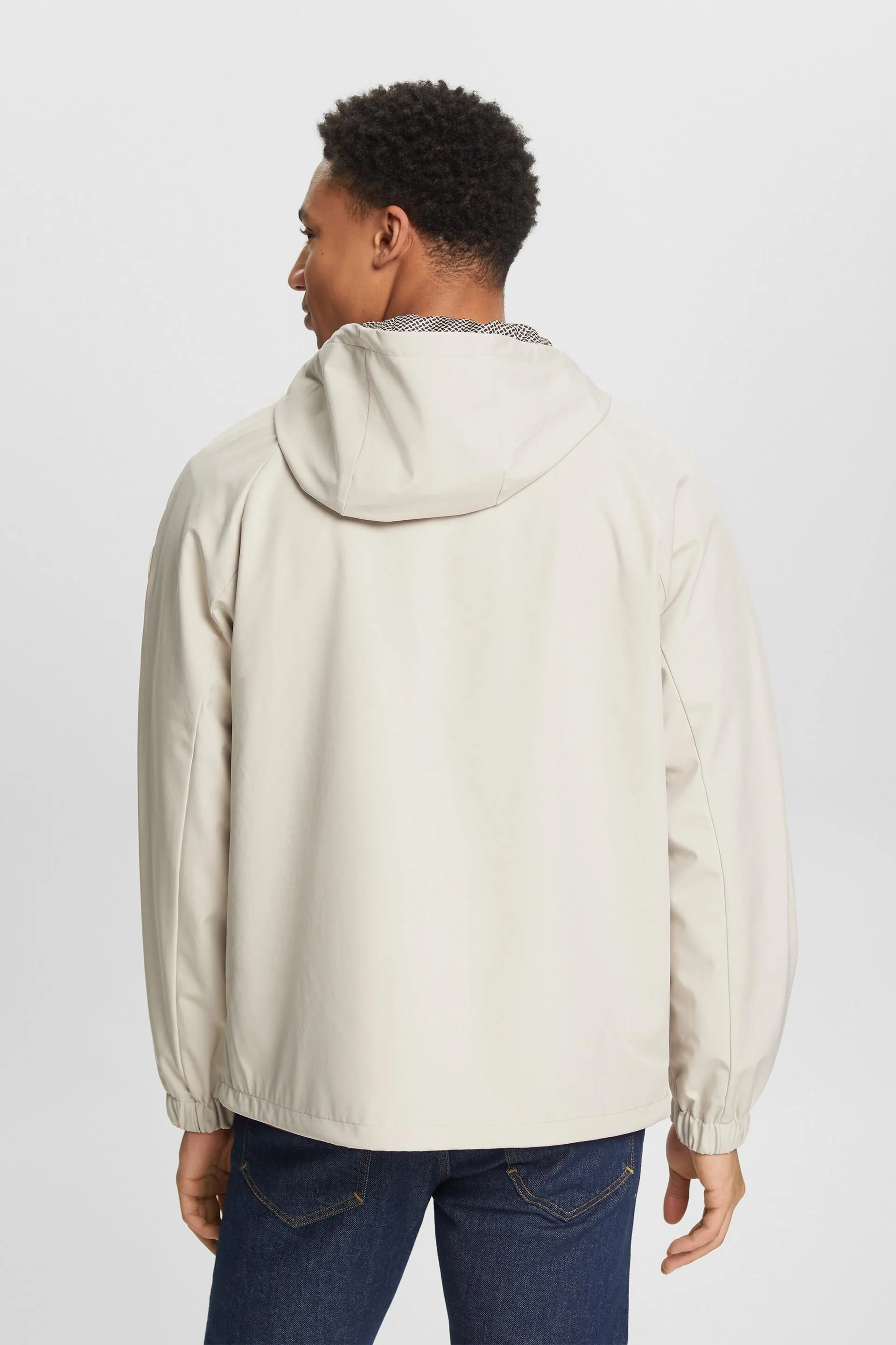 Cazadora softshell con capucha