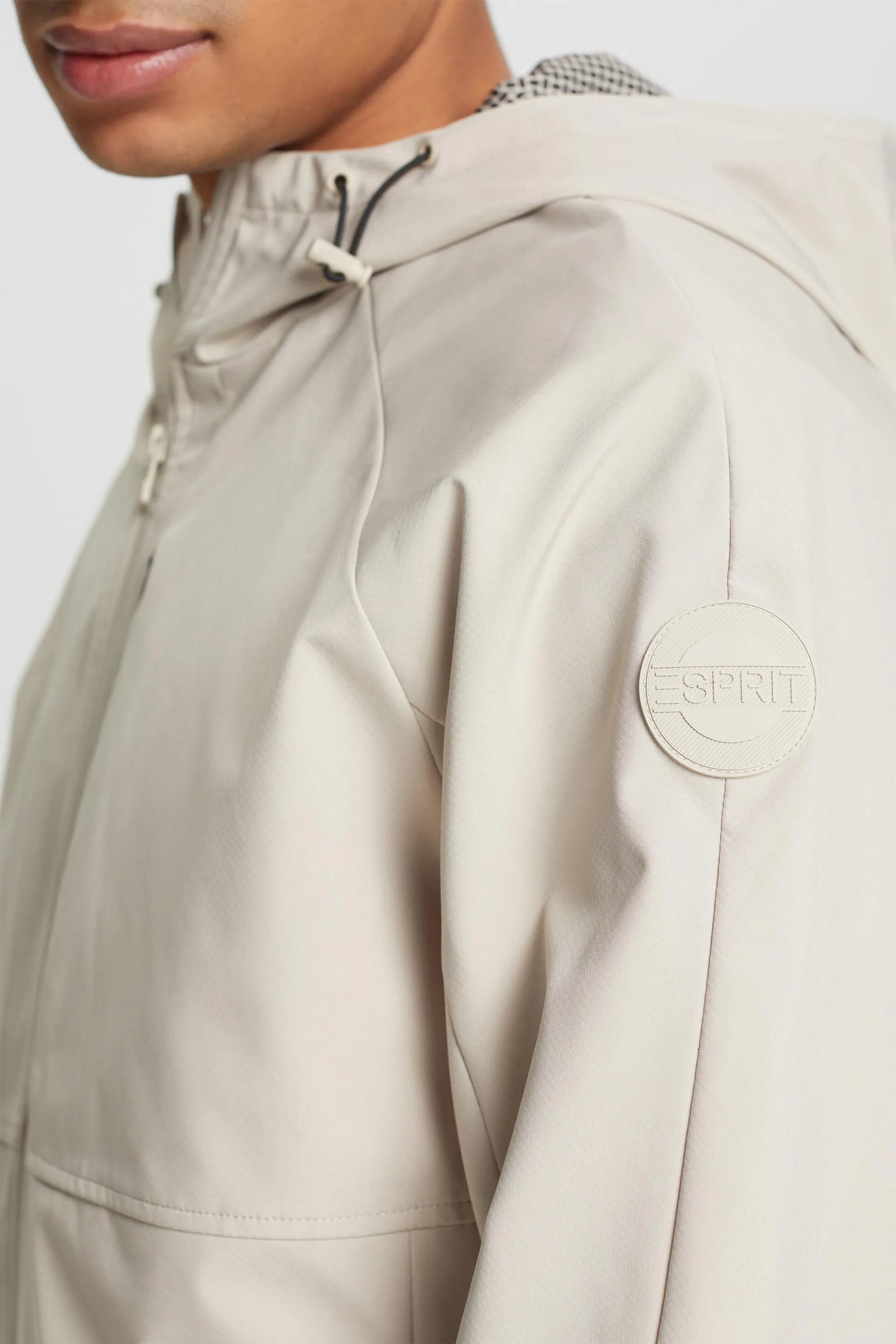 Cazadora softshell con capucha