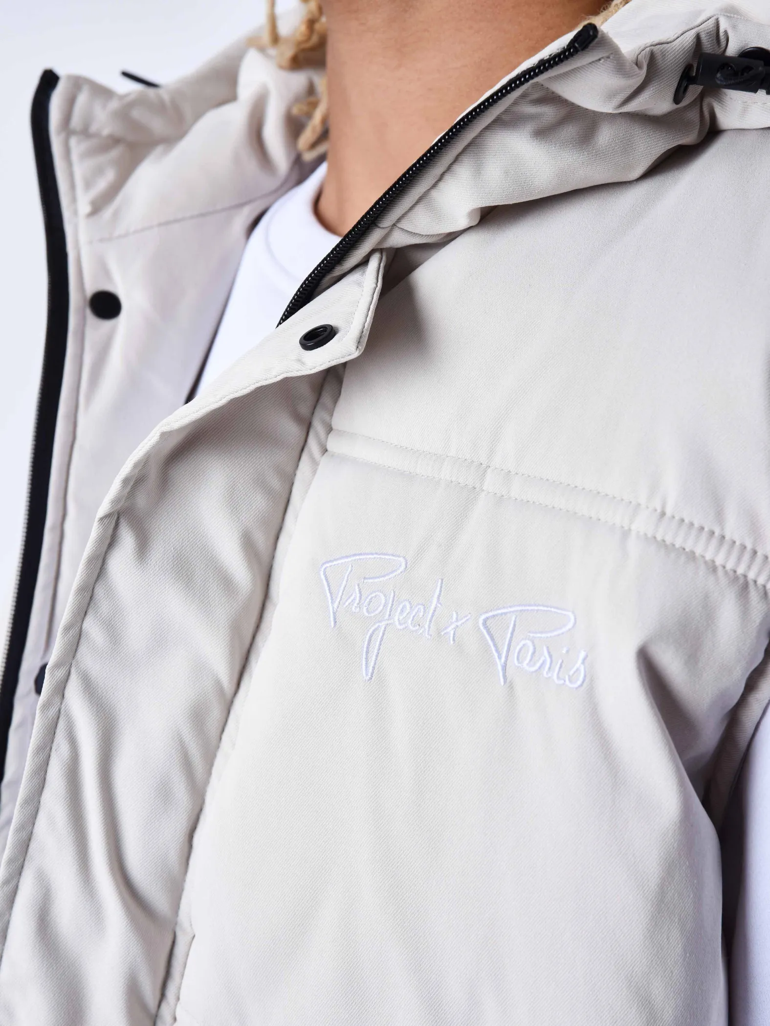 Chaqueta acolchada sin mangas con capucha