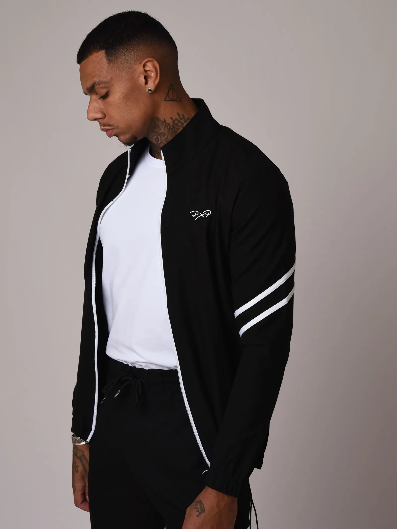 Chaqueta con doble raya en las mangas