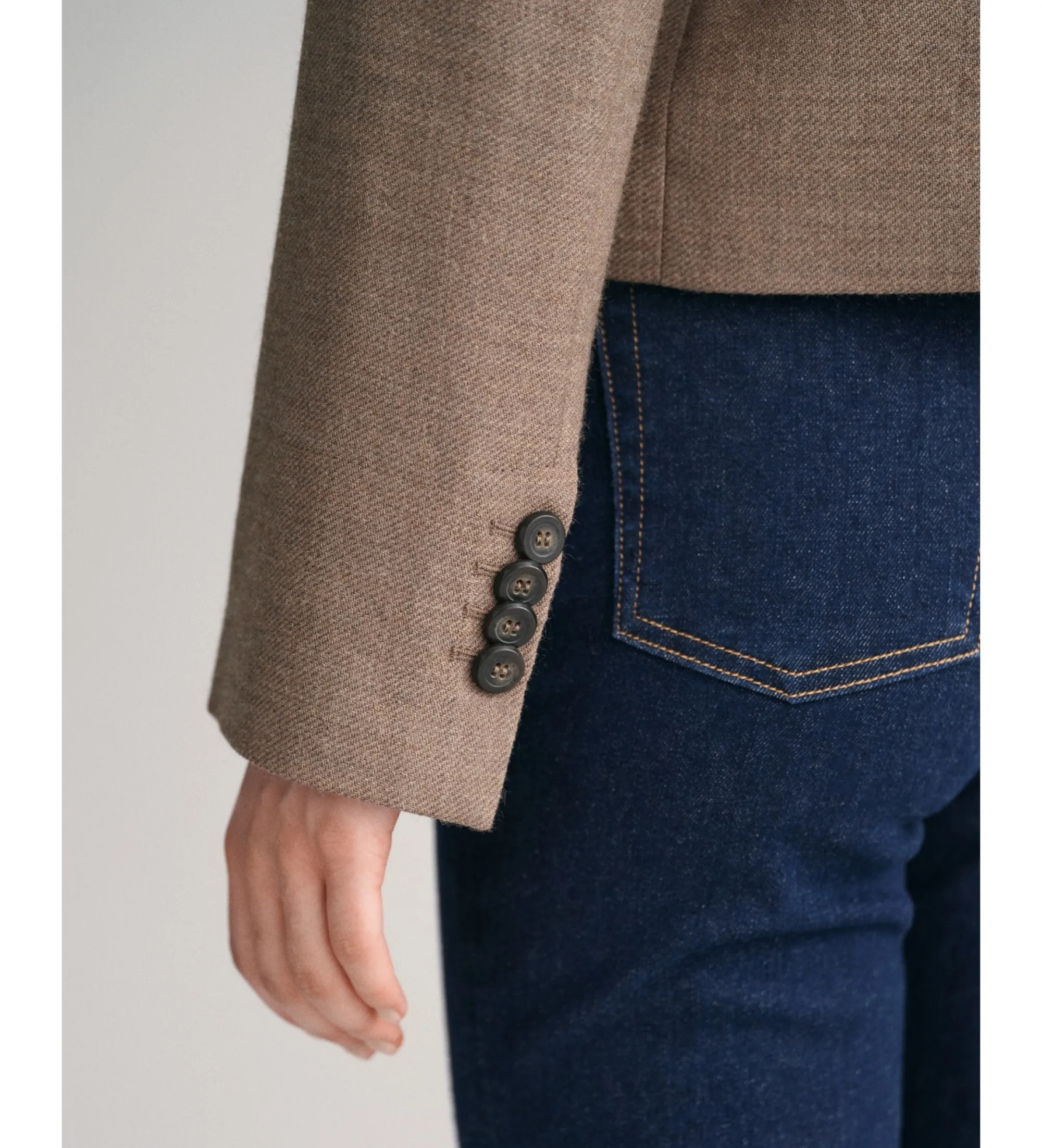 Chaqueta corta tipo americana de lana marrón