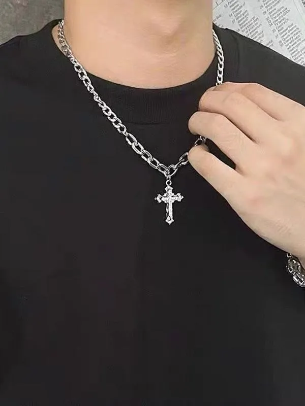 Collar de cadena con colgante de cruz de diamantes de imitación para hombre