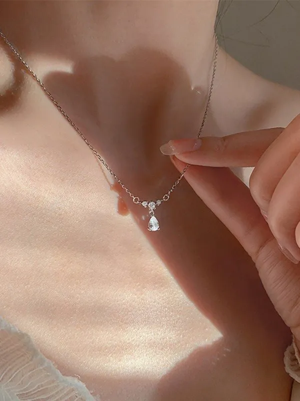 Collar de plata con decoración de gotas de diamantes de imitación
