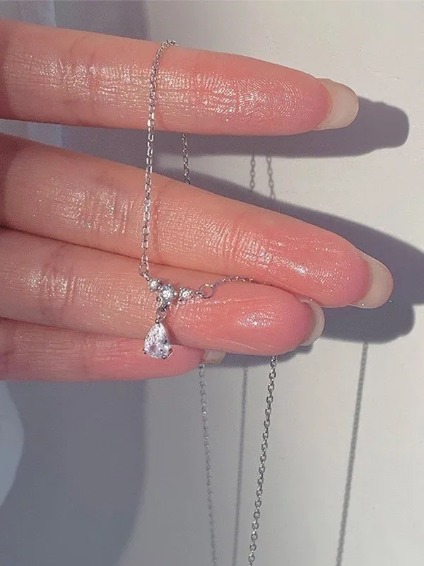Collar de plata con decoración de gotas de diamantes de imitación