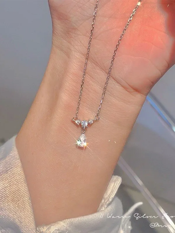 Collar de plata con decoración de gotas de diamantes de imitación