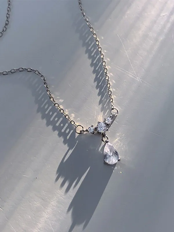 Collar de plata con decoración de gotas de diamantes de imitación