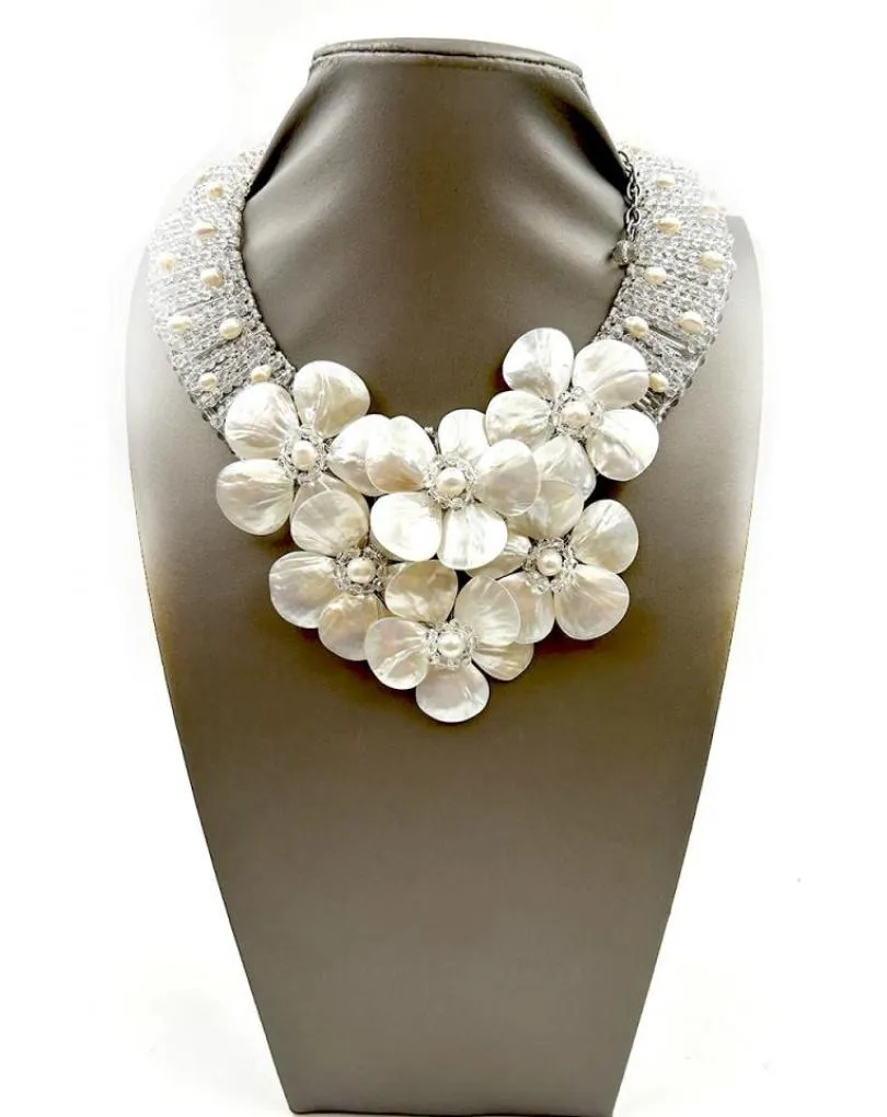 COLLARES BLANCOS CON FLORES DE NACAR PARA INVITADAS DE BODA
