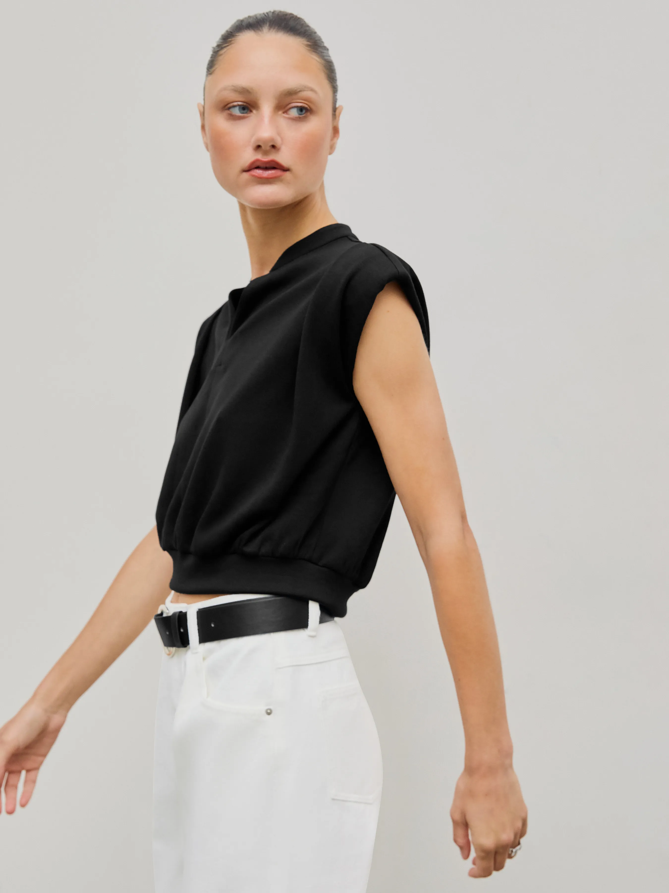 Crop Top Plisado de Cuello en V Sólido