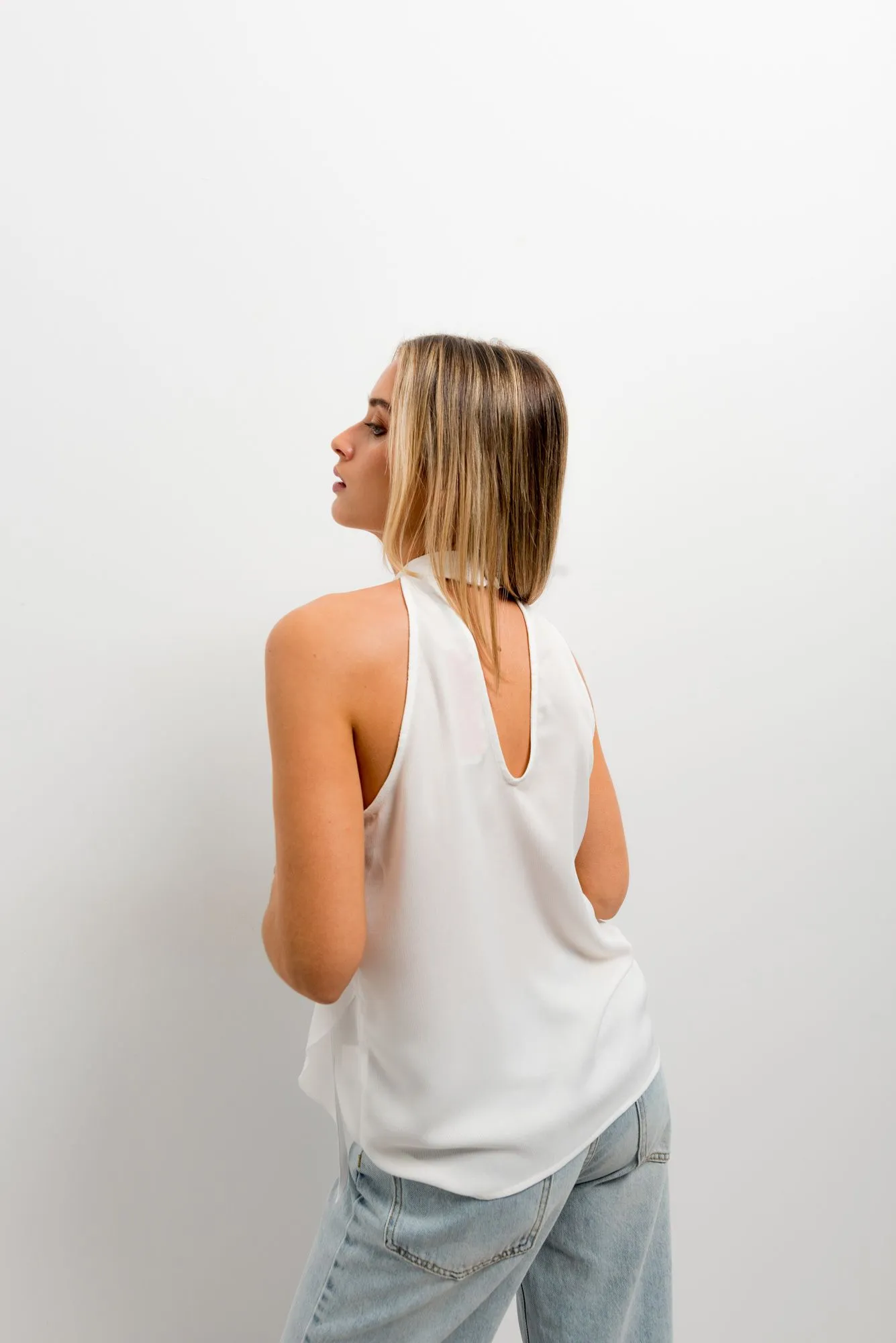 Cuerpo con volantes escote pico para mujer color crudo