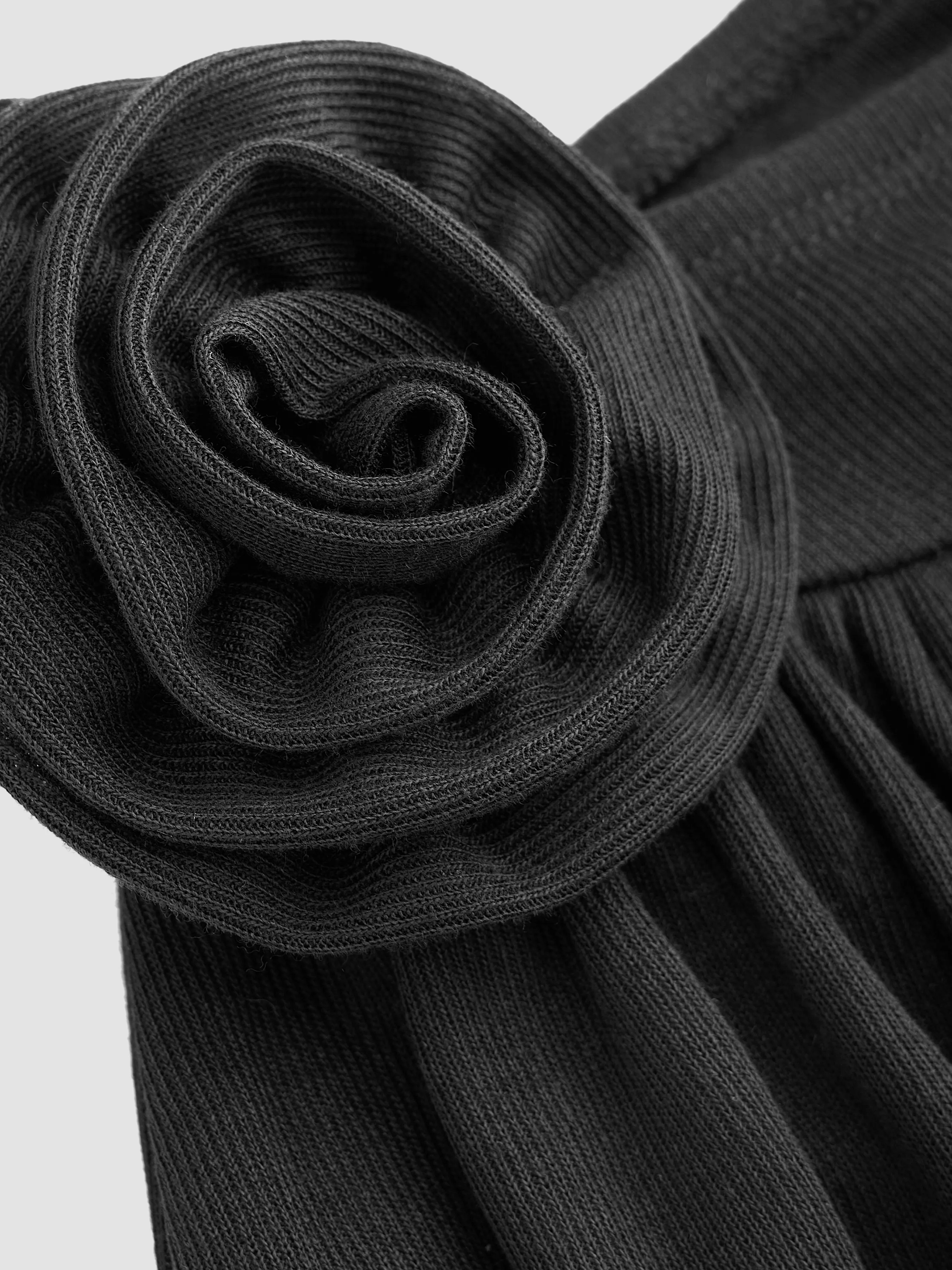  Falda pantalón de encaje plisado con decoración de rosa de cintura media
