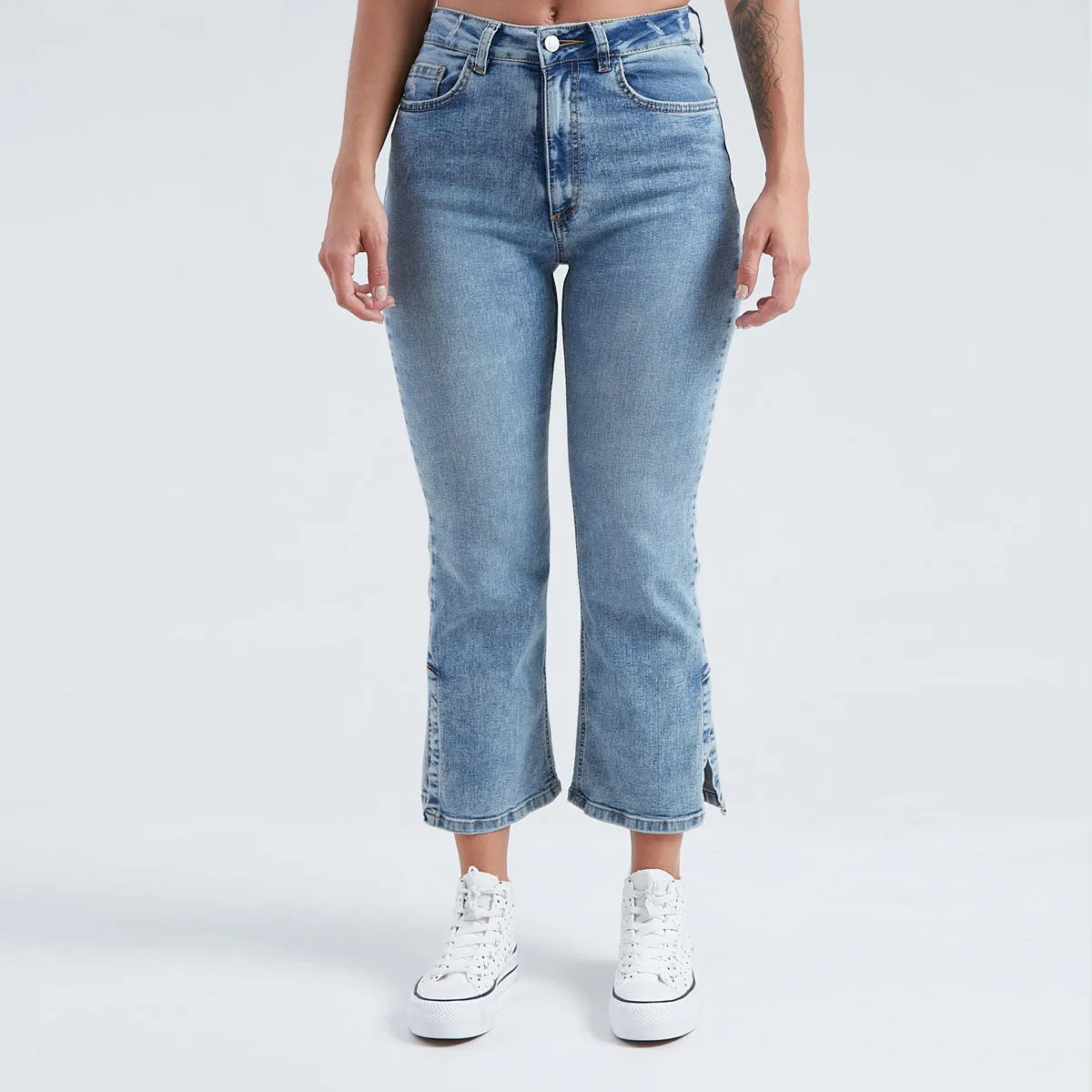 Jean Cropped Flare Con Aberturas