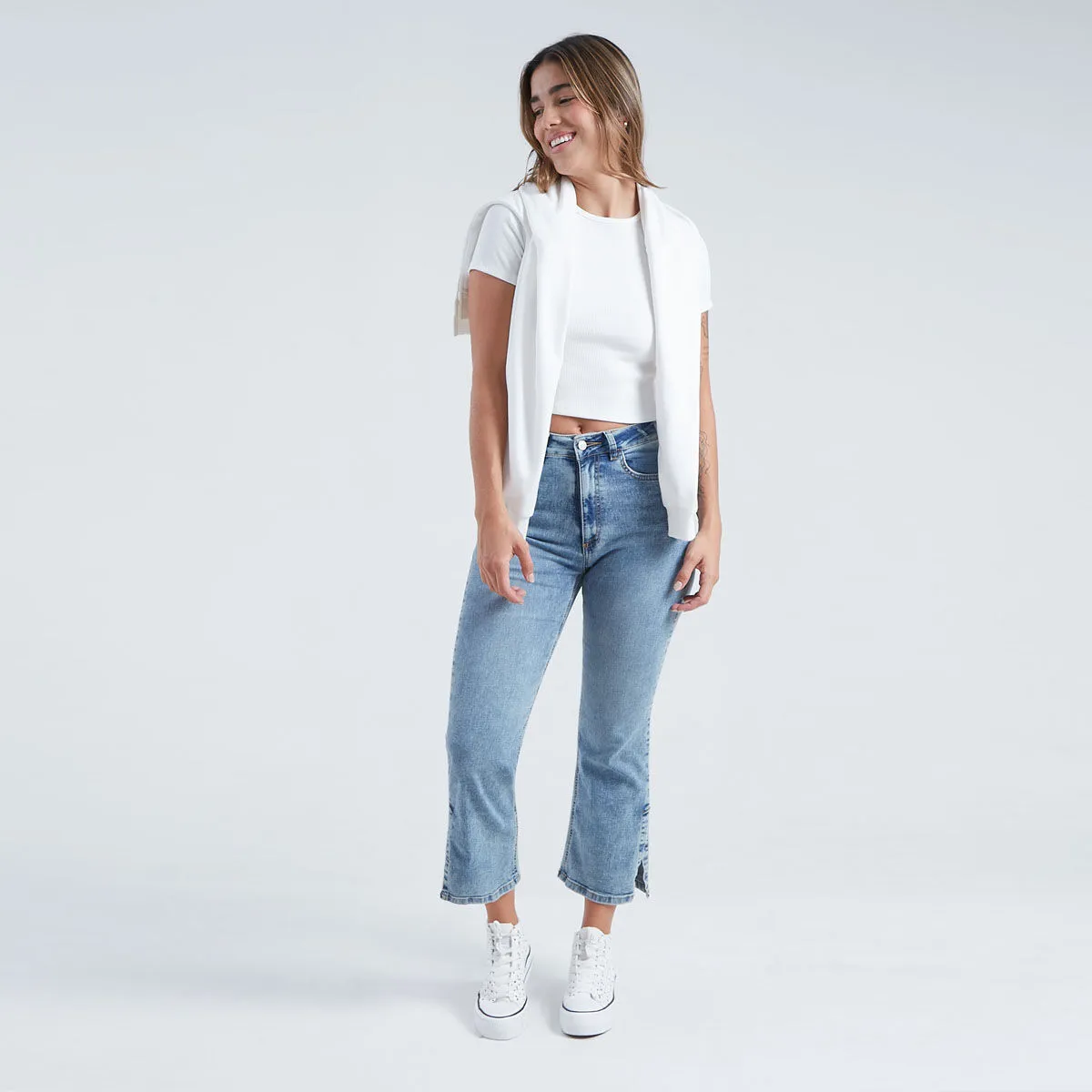 Jean Cropped Flare Con Aberturas