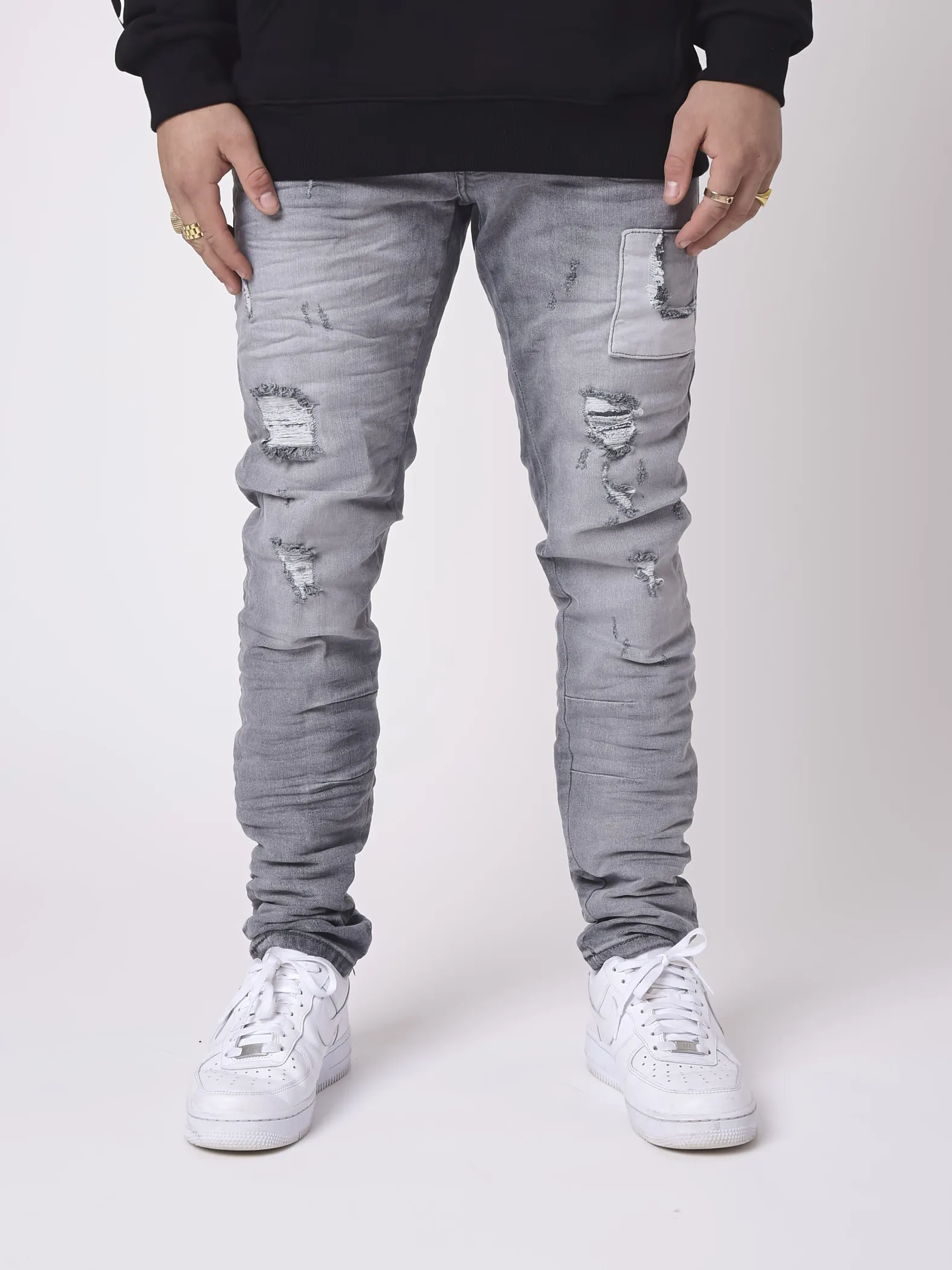 Jeans pitillo con inserciones de parches