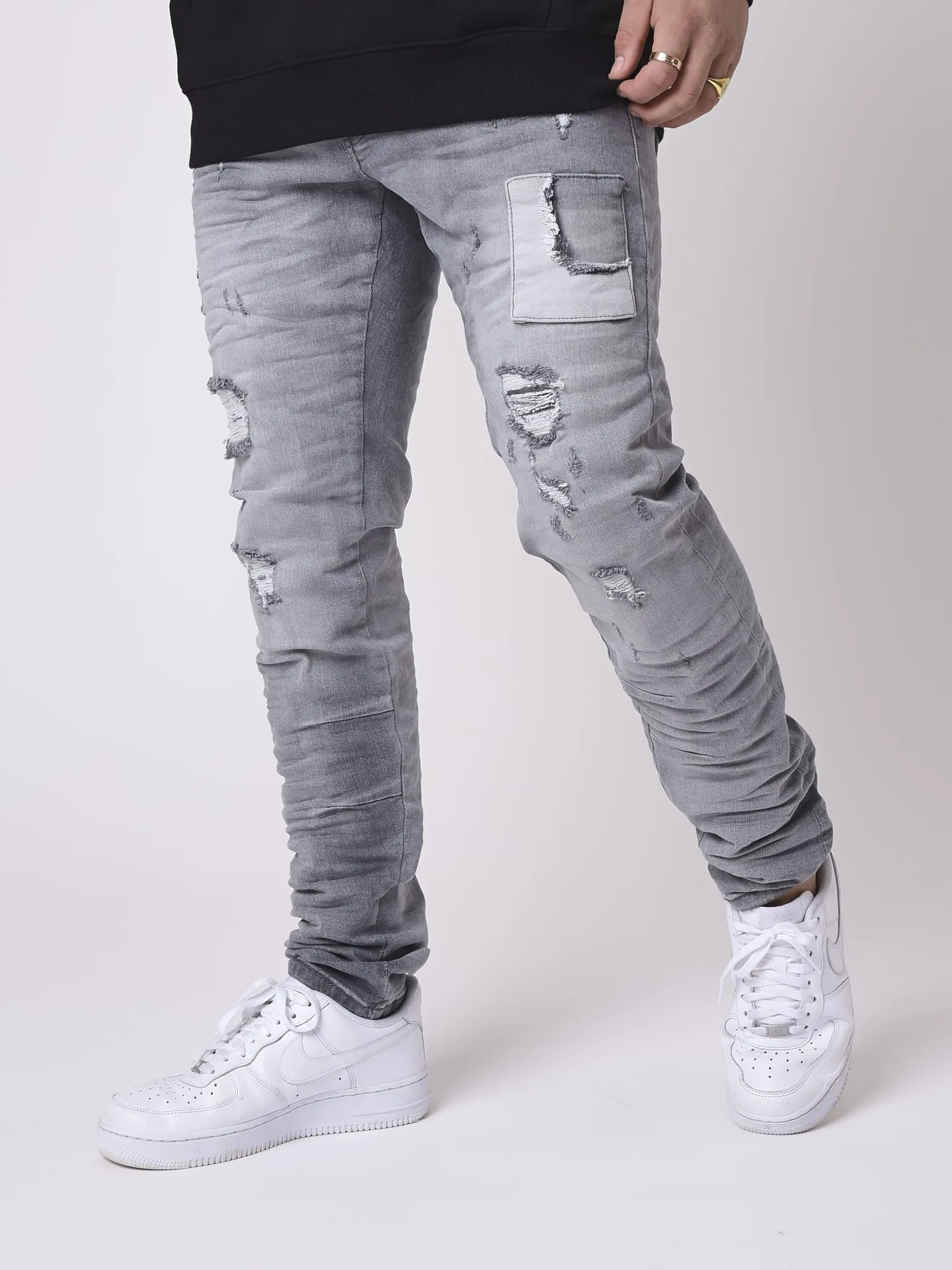 Jeans pitillo con inserciones de parches