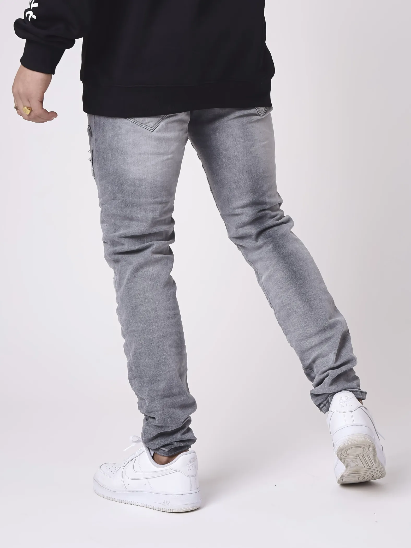 Jeans pitillo con inserciones de parches
