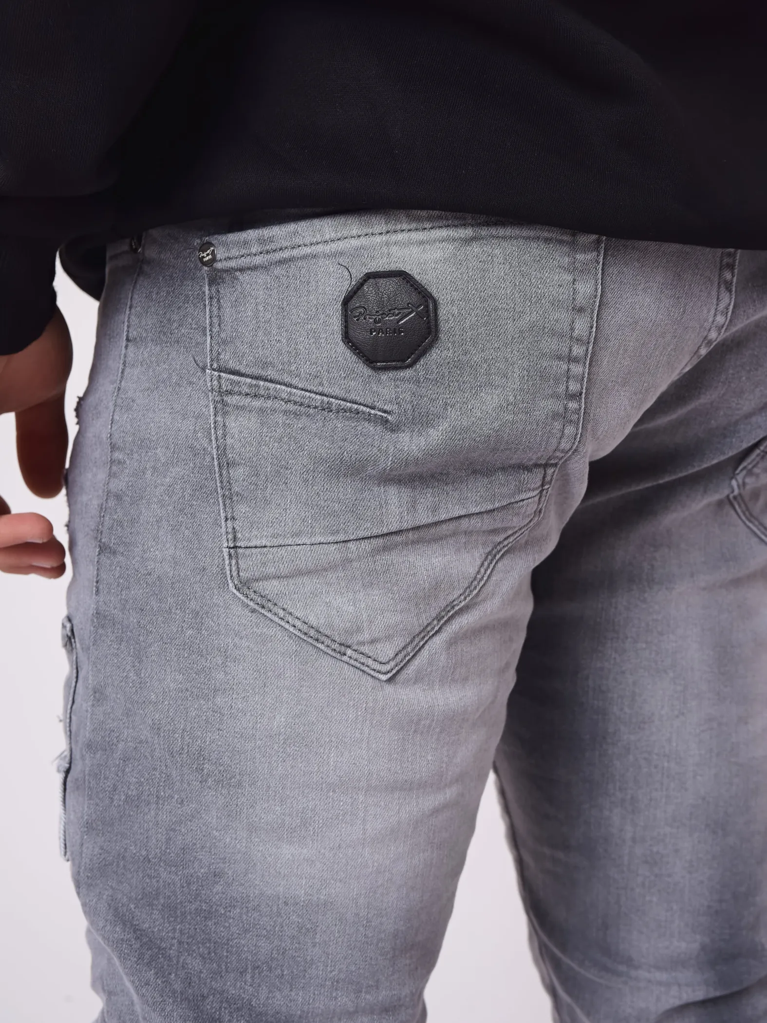 Jeans pitillo con inserciones de parches