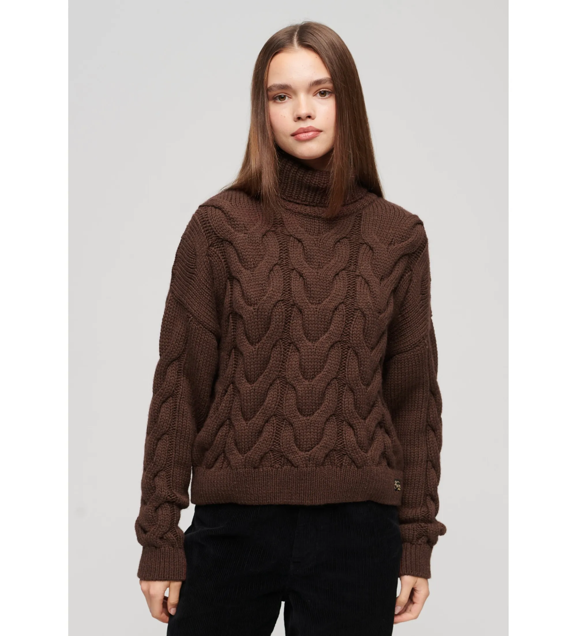 Jersey de punto trenzado con cuello de polo marrón