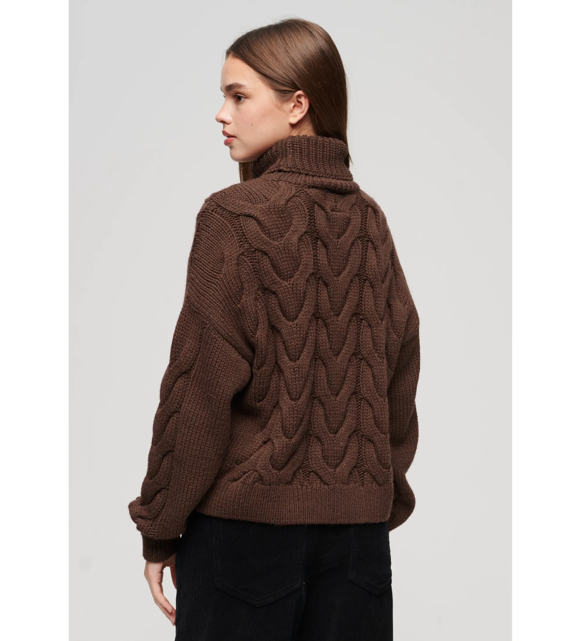 Jersey de punto trenzado con cuello de polo marrón