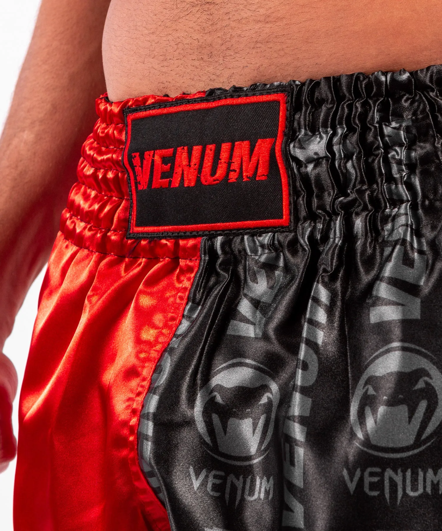 PANTALONES CORTOS VENUM LOGOS MUAY THAI  NEGRO/ROJO