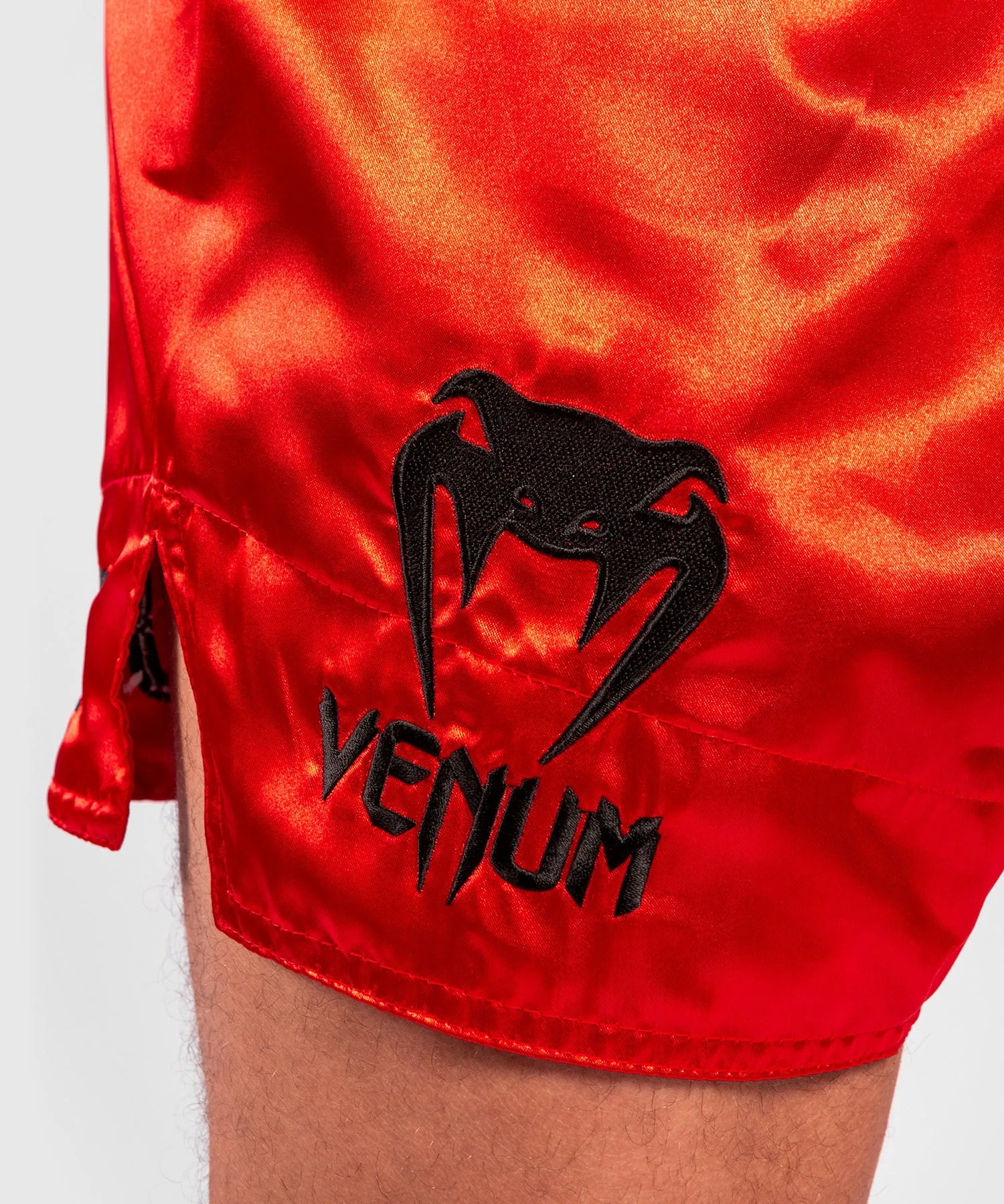 PANTALONES CORTOS VENUM LOGOS MUAY THAI  NEGRO/ROJO