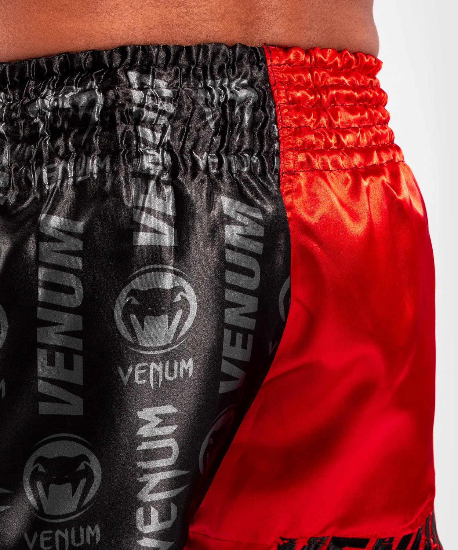 PANTALONES CORTOS VENUM LOGOS MUAY THAI  NEGRO/ROJO