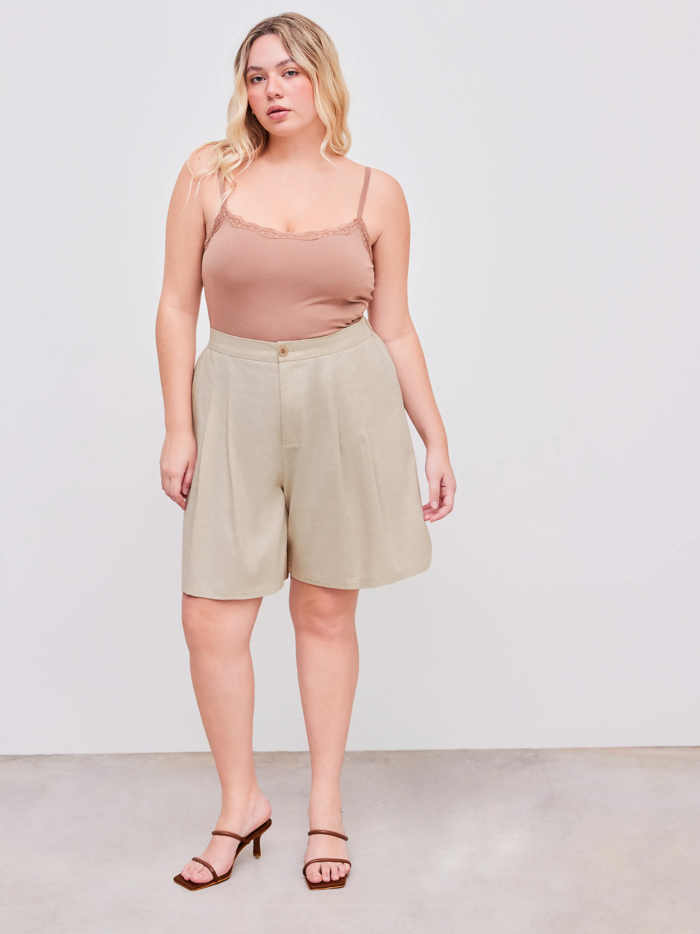 Pantalón corto plisado de lino con bolsillos y cintura media Curvy