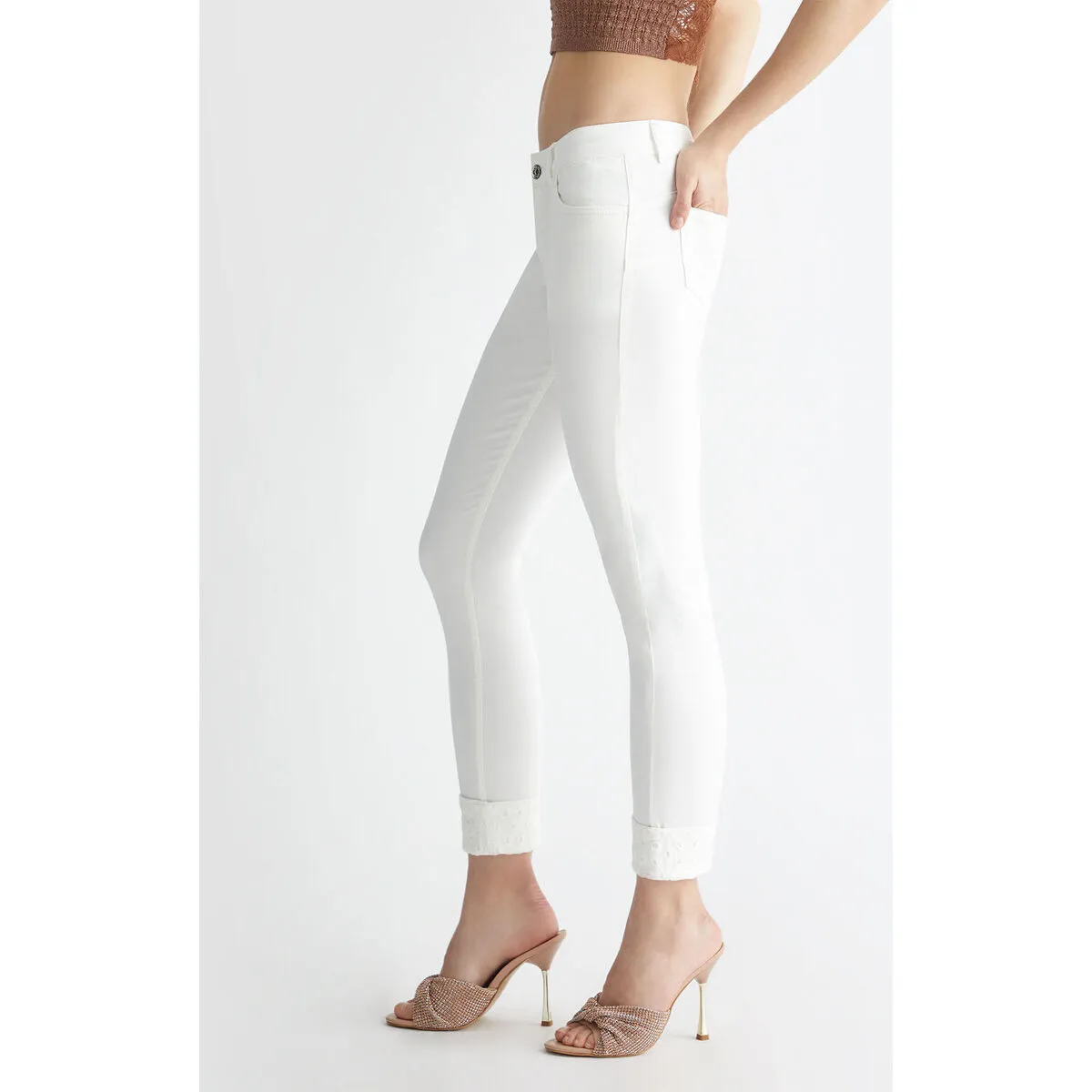 Pantalón pitillo con bordados