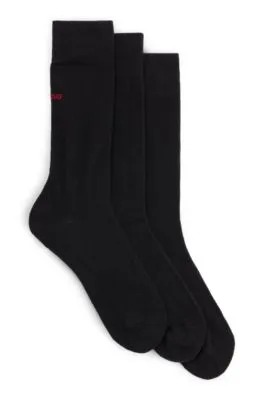 Paquete de tres pares de calcetines de largo estándar con detalles de logo