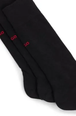 Paquete de tres pares de calcetines de largo estándar con detalles de logo